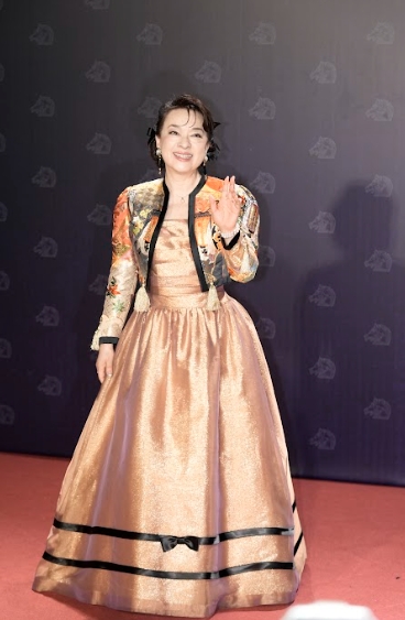 西島秀俊身穿 Giorgio Armani黑色西服，攙扶翁倩玉進場，2人以前曾合作演出母子，翁倩玉的戰袍是自己設計，以和服的腰帶為設計靈感。