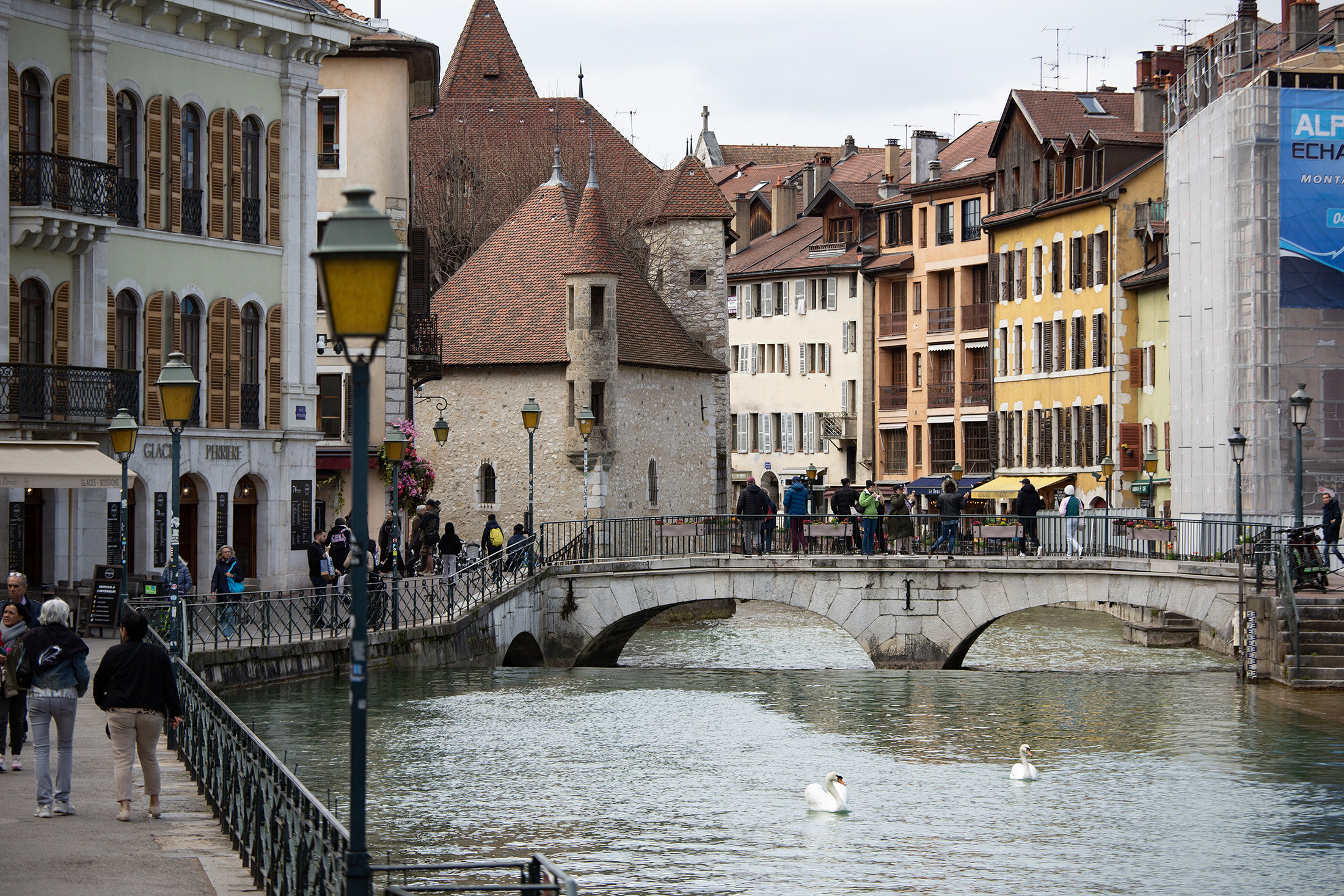 漫步在法國安錫老城區，每個轉角都像走進精心繪製的繪本，鮮豔的老屋與清澈的運河交織，構成如夢似幻的畫面。