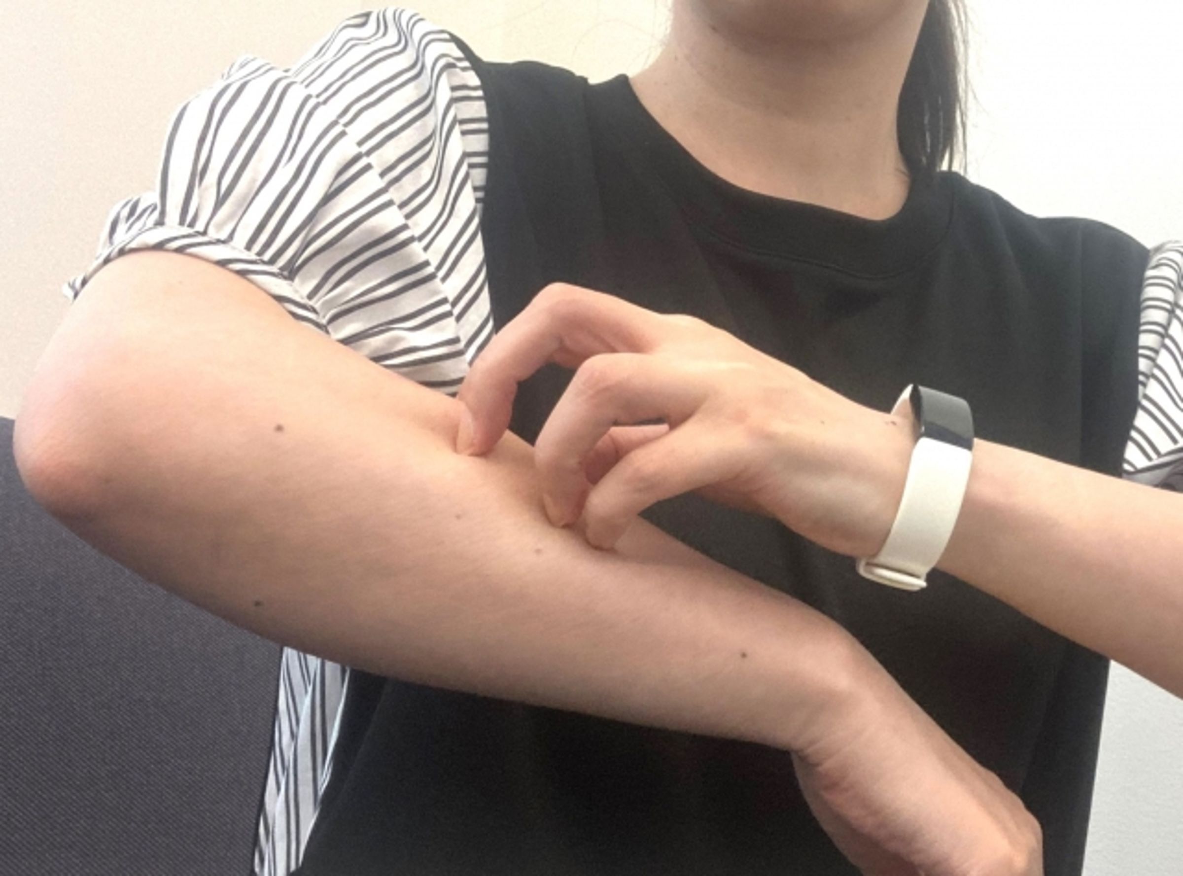 美國興起抓癢放鬆療法，許多人願意花幾千元讓人替自己抓癢，不再依賴不求人工具止癢。（示意圖，photoAC）