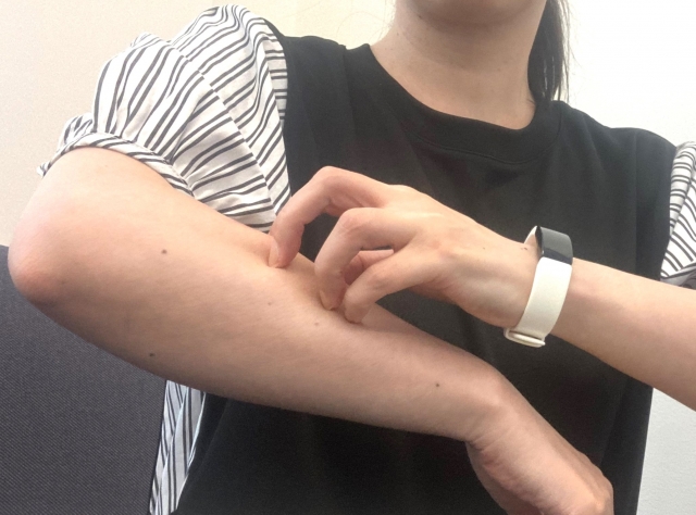 美國興起抓癢放鬆療法，許多人願意花幾千元讓人替自己抓癢，不再依賴不求人工具止癢。（示意圖，photoAC）