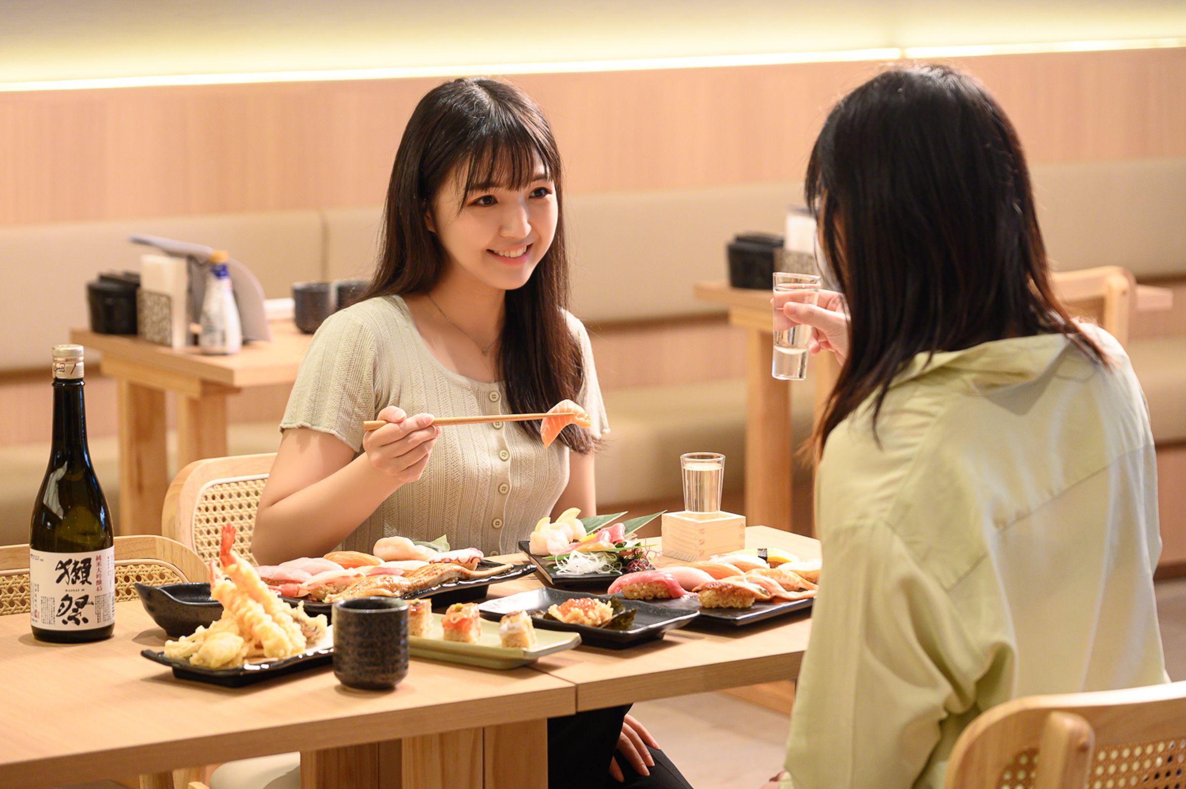 「若櫻壽司」提供生魚片、日式烤物、天婦羅多樣的日式餐點供消費者選擇。(DON DON DONKI提供)