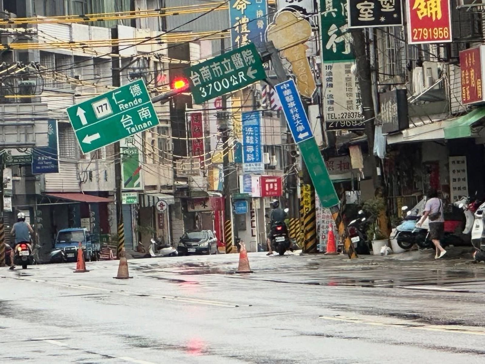台南仁德路面「湧水冒沙」路標桿傾斜 6800戶停水緊急搶修