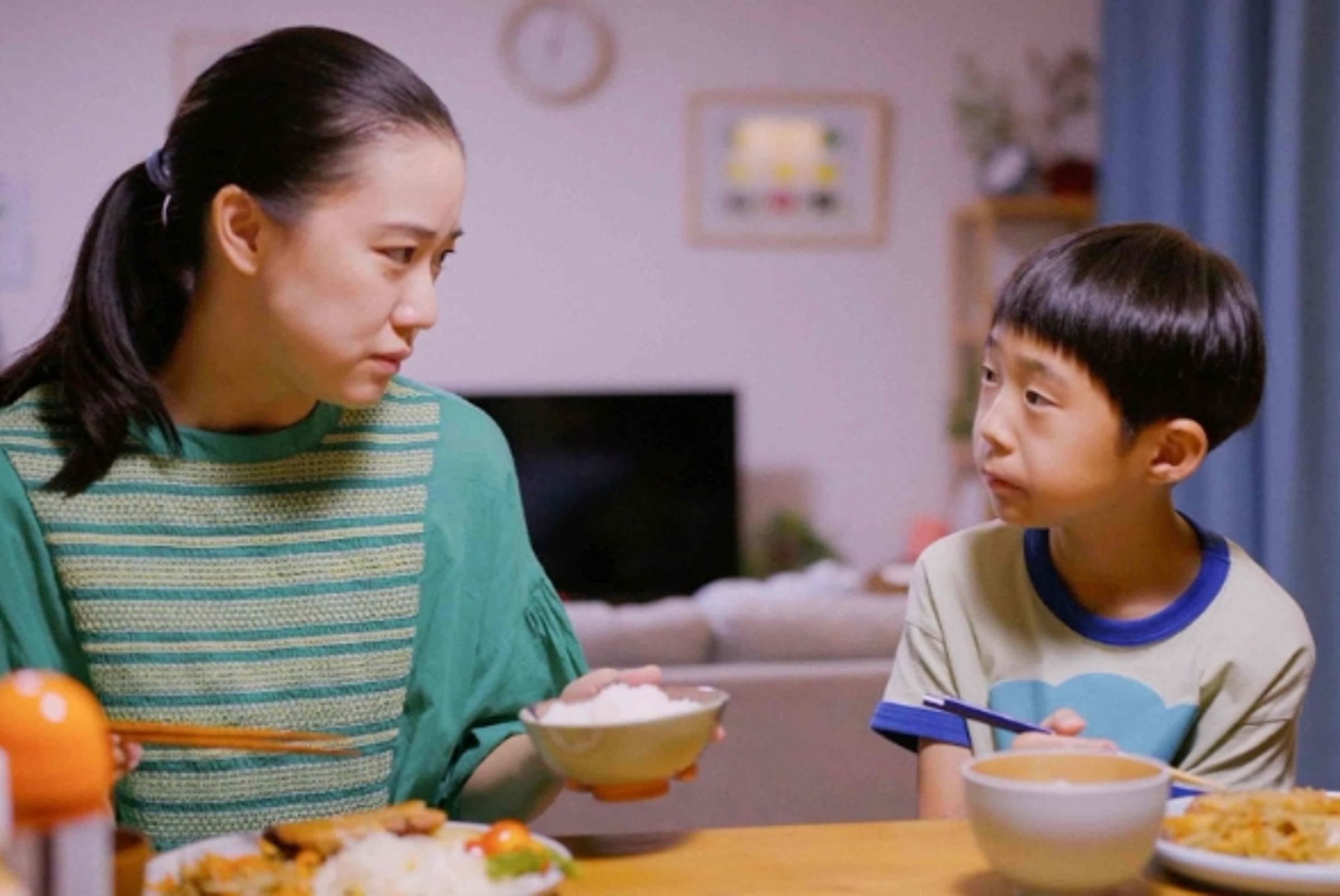 蒼井優（左）和嶋田鐵太（右）在《普通的孩子》飾演母子。（天馬行空提供）