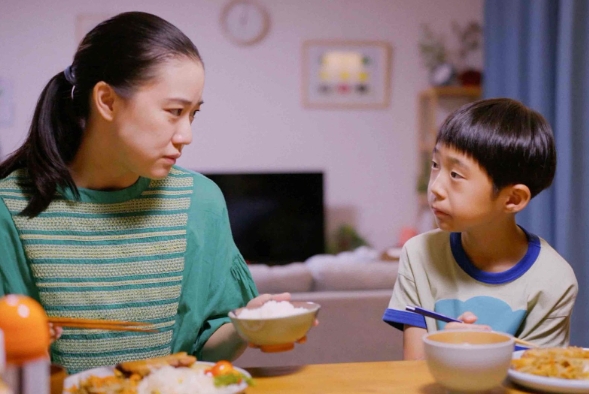 蒼井優（左）和嶋田鐵太（右）在《普通的孩子》飾演母子。（天馬行空提供）