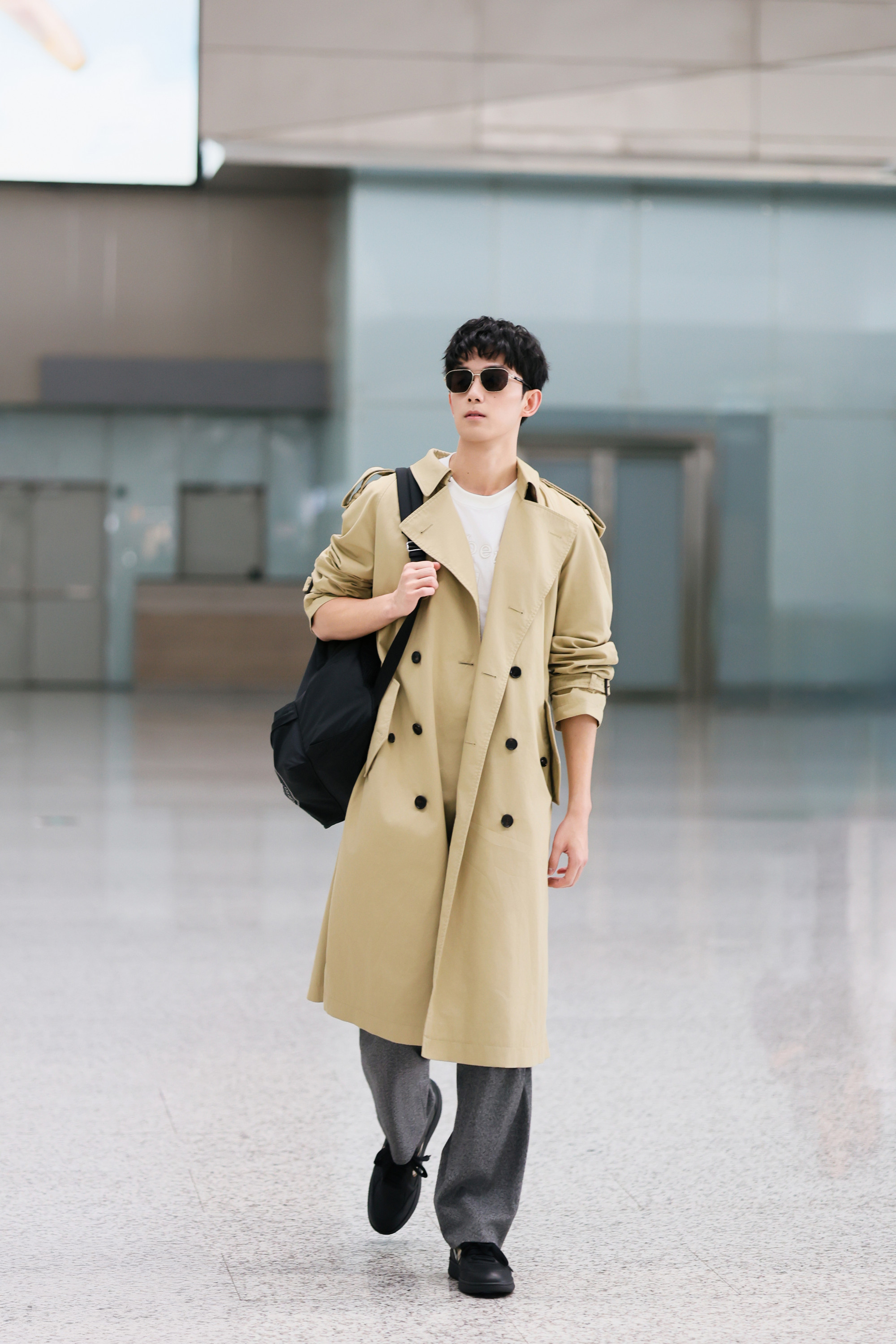 中國男星吳磊穿著BURBERRY演繹機場時尚。（BURBERRY提供）