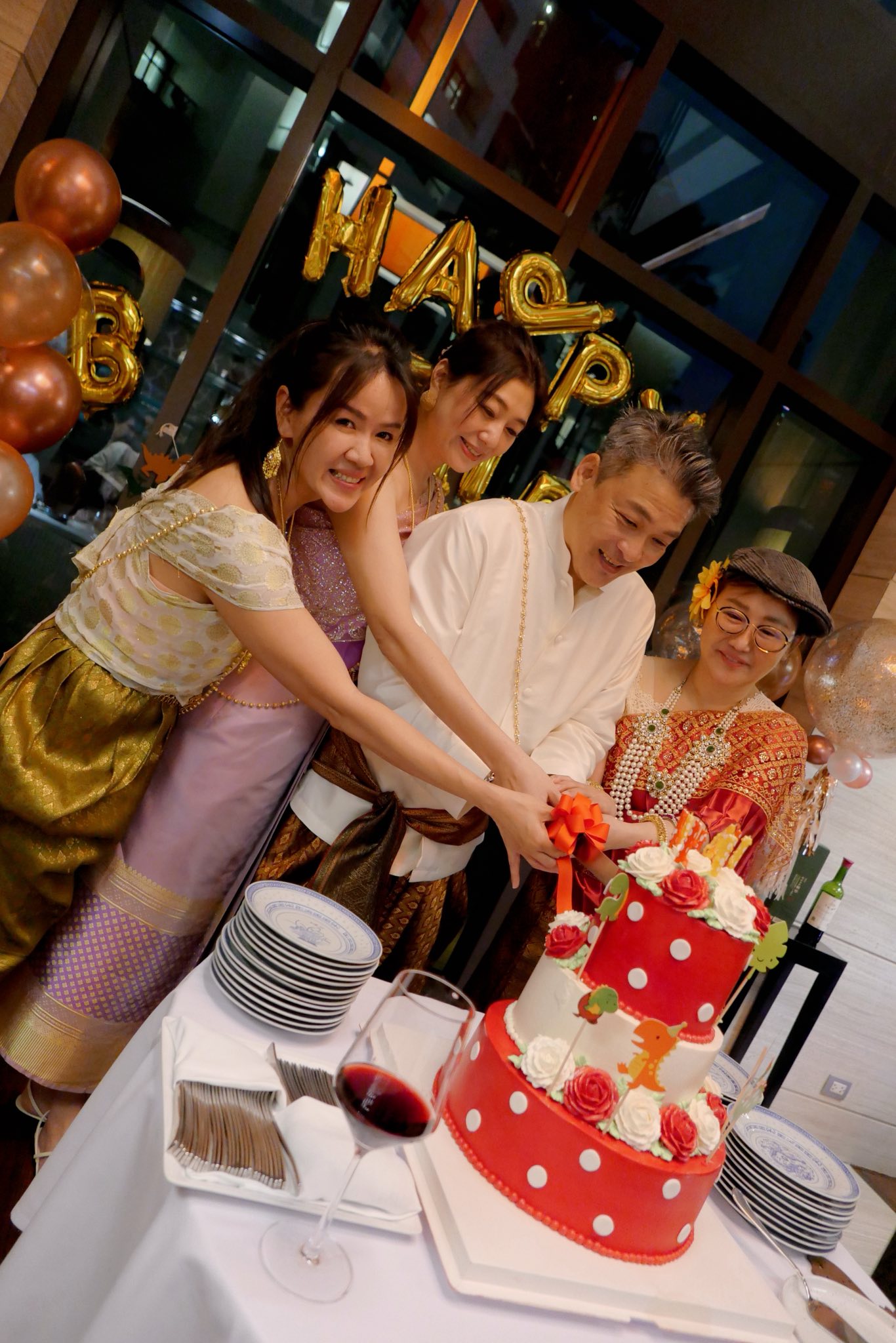  藍心湄和同月生日的好友們一起切蛋糕。（翻攝自臉書）