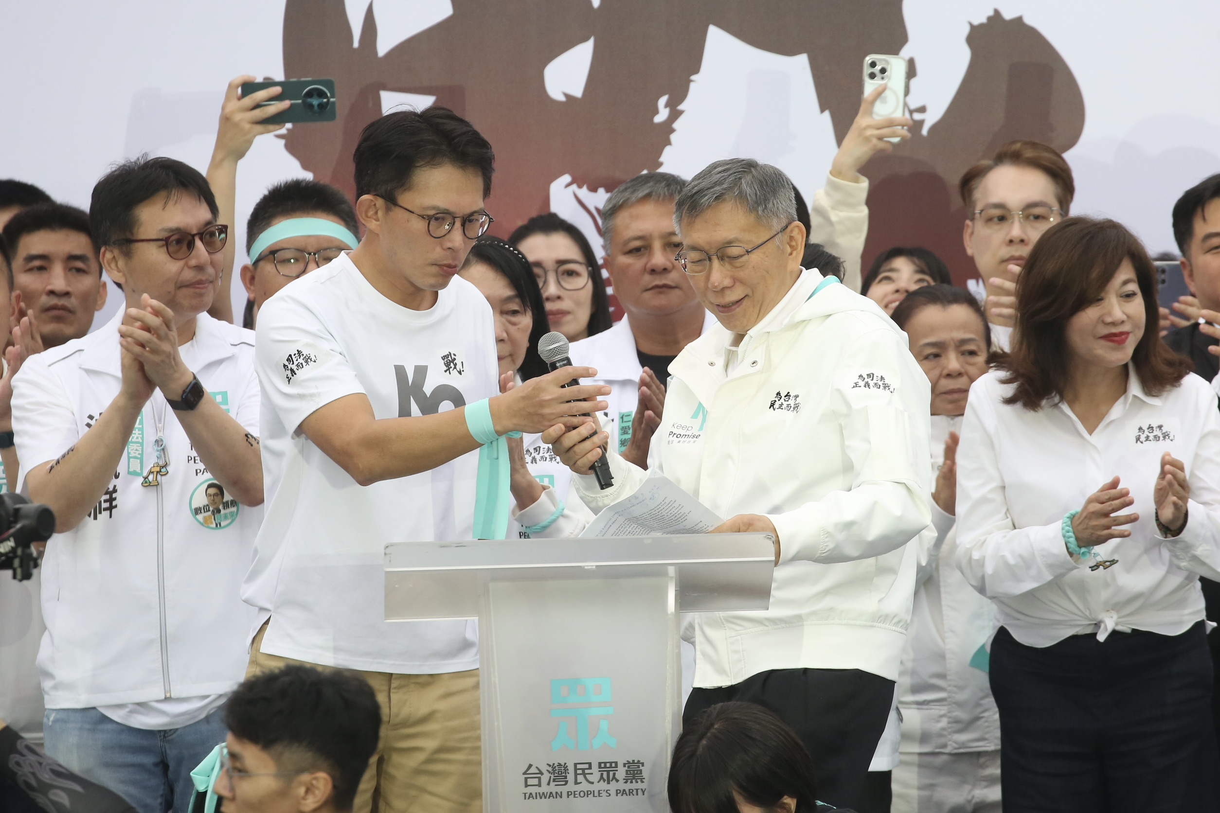 柯文哲一審遭判刑17年，計畫上訴二審，黃國昌近日重新加入律師公會，外界好奇他是否會加入二審辯護行列。（鏡報董孟航）