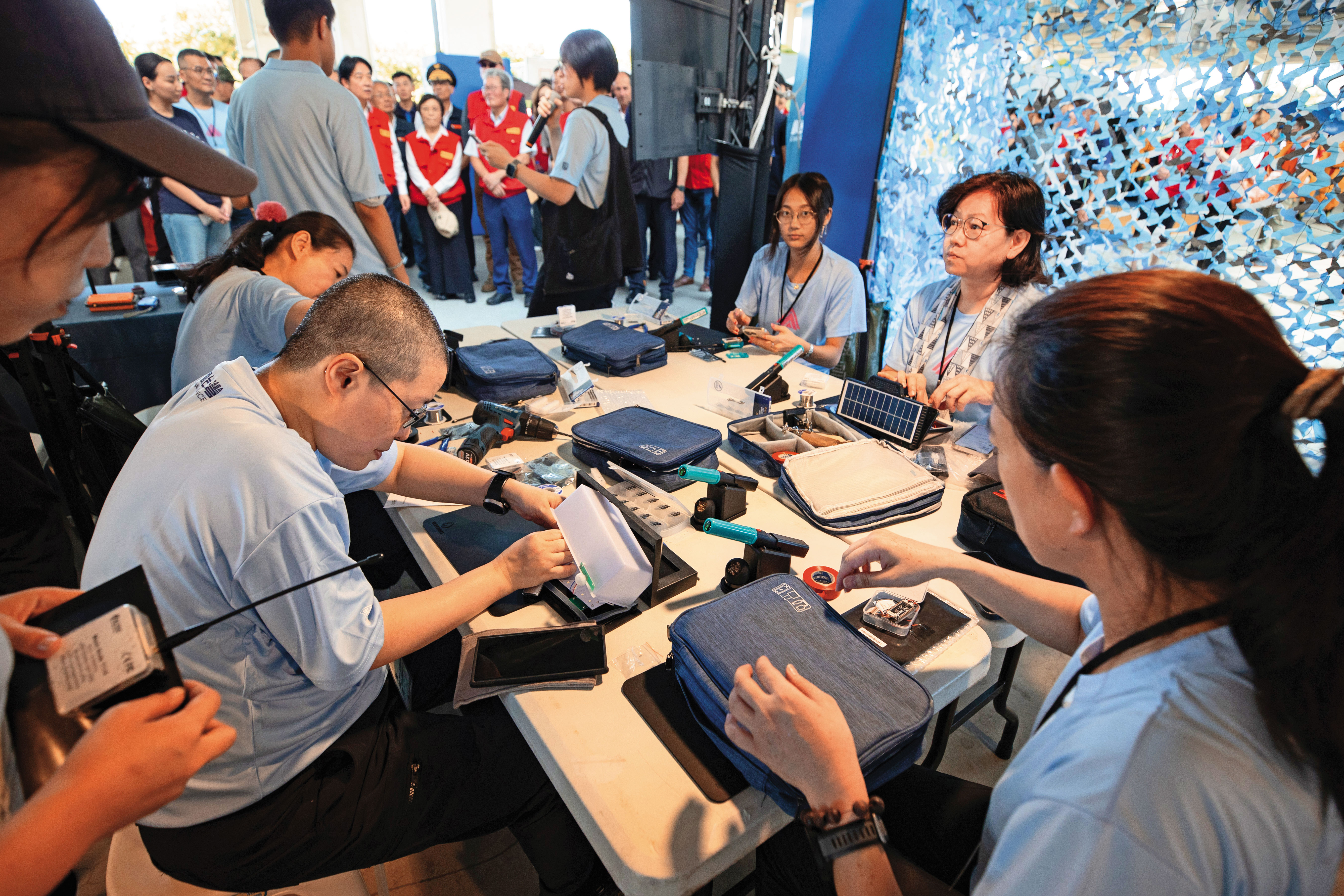 壯闊台灣協會推廣低成本且低技術門檻的無線通訊工具，與太陽能板結合後供電更無虞。（翻攝總統府flickr）