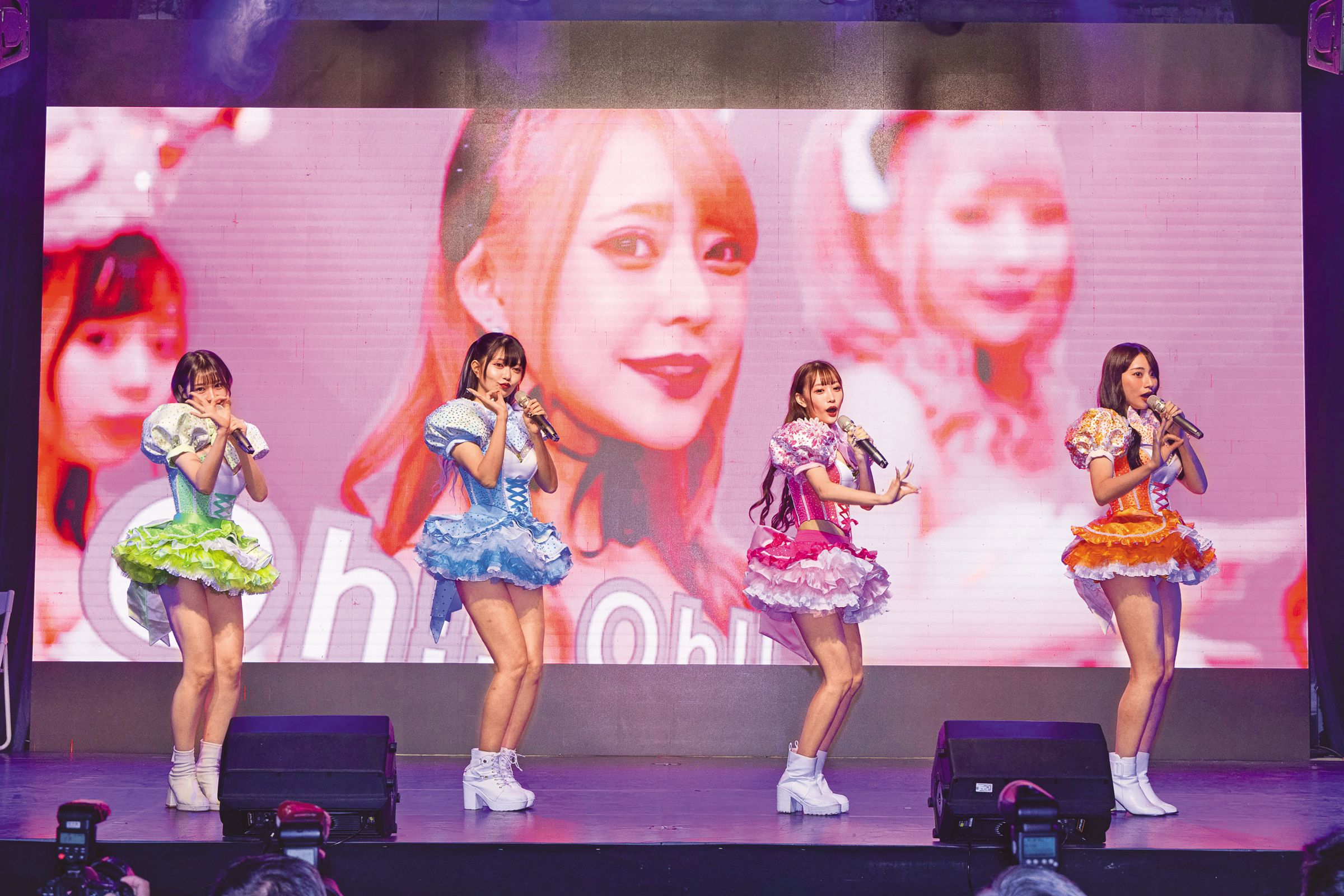 人氣舞孃PANNA(左起)、MONE、RUMI、MIREI日前來台造勢,以偶像風格的造型載歌載舞。(新世博國際提供)