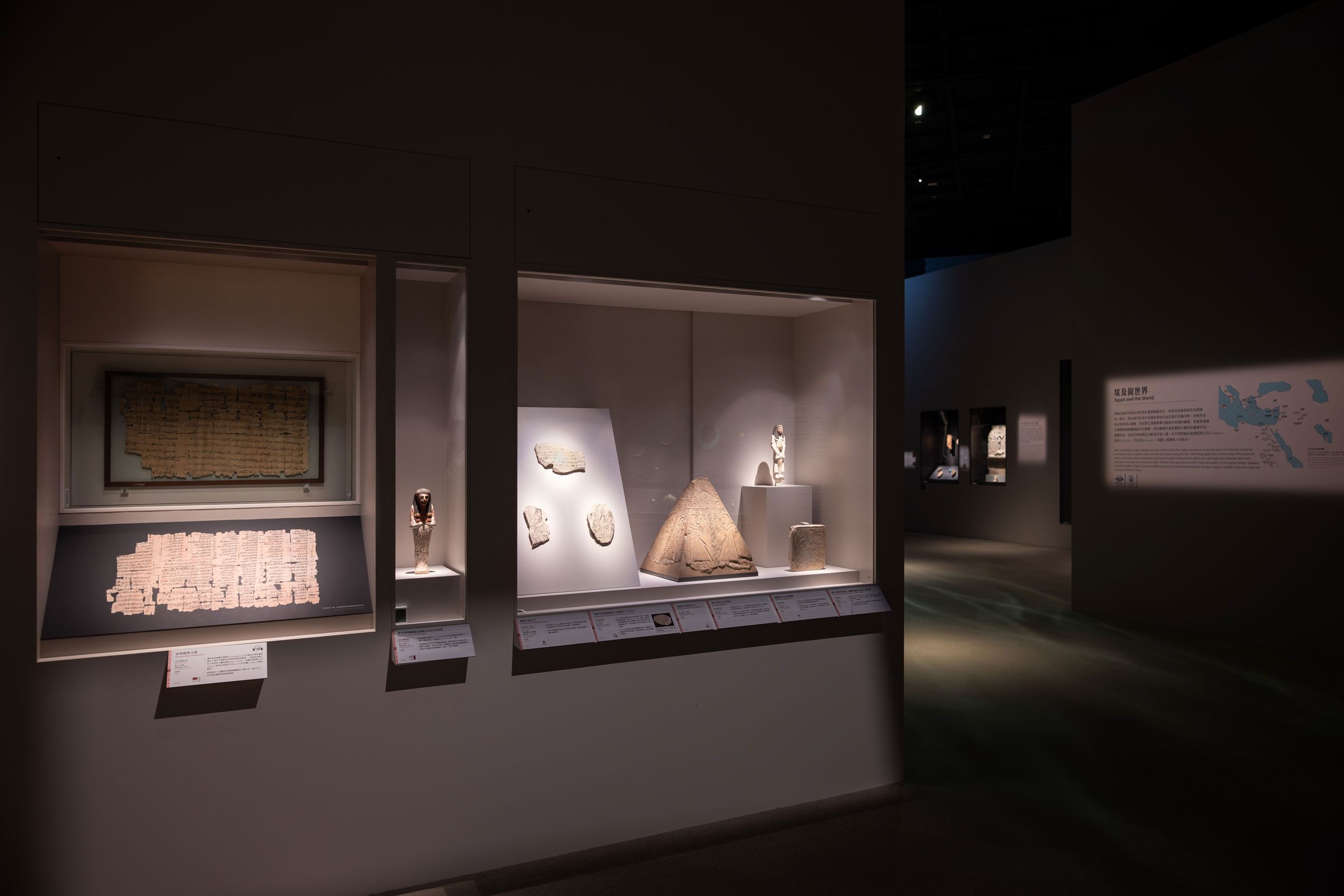 現場展出古埃及人在西元前3000年發明、利用尼羅河三角洲莎草莖製成的莎草紙(Papyrus)書寫的歷史文物。(奇美博物館提供)