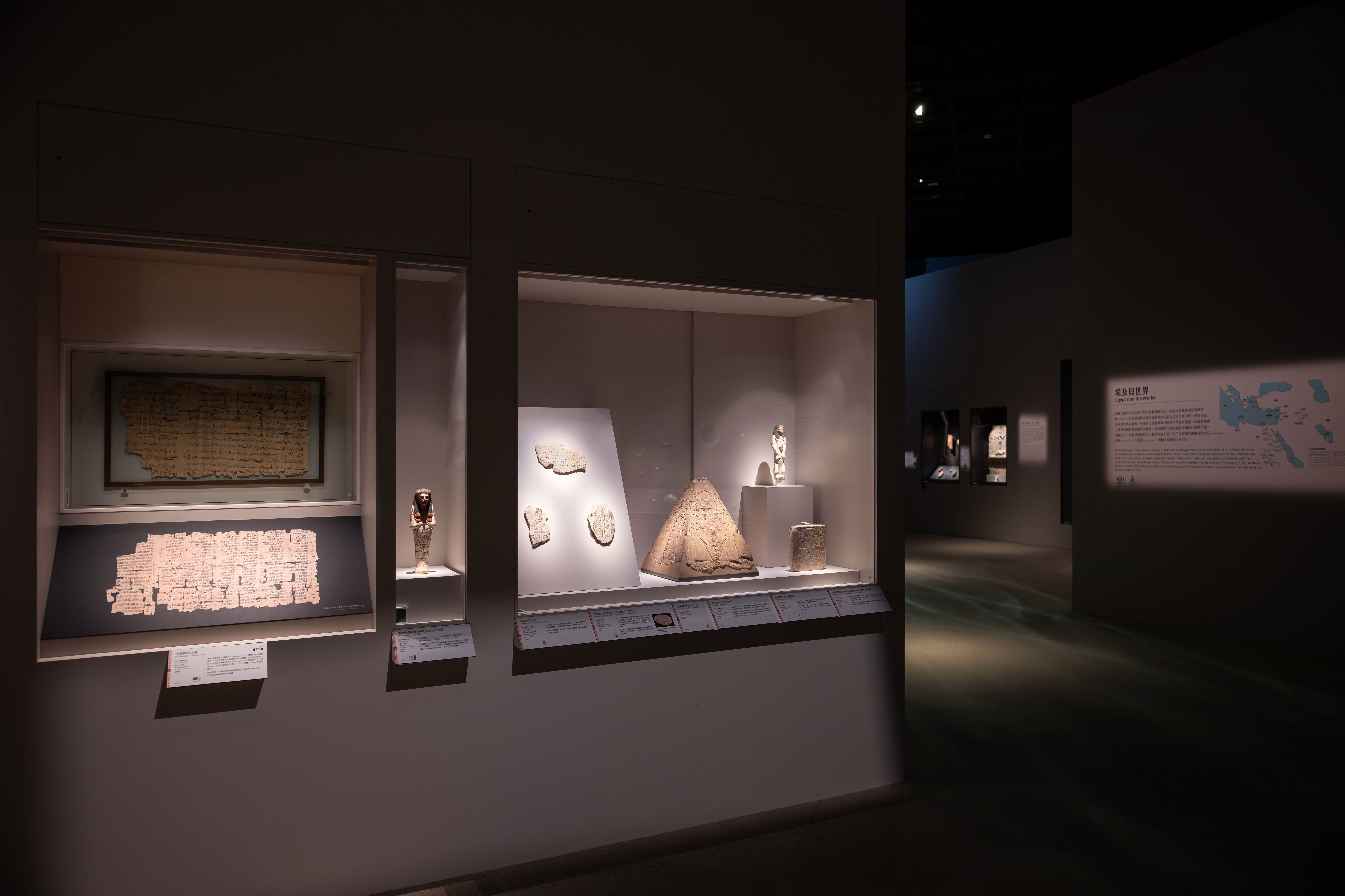 現場展出古埃及人在西元前3000年發明、利用尼羅河三角洲莎草莖製成的莎草紙（Papyrus）書寫的歷史文物。（奇美博物館提供）