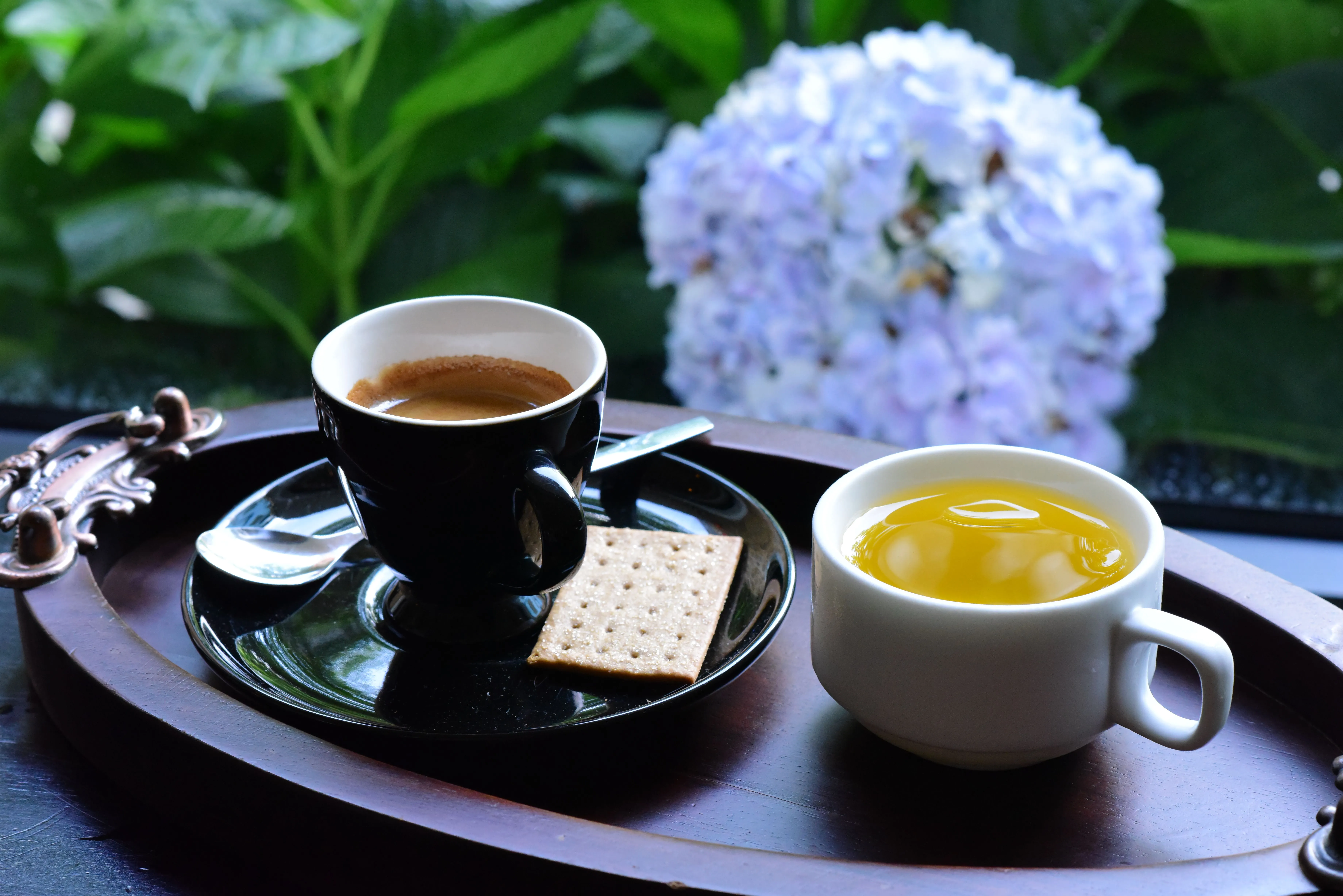 網路近期瘋傳日本 「1：1咖啡＋綠茶」混合減肥法，號稱能提高代謝。（翻攝自pexels）