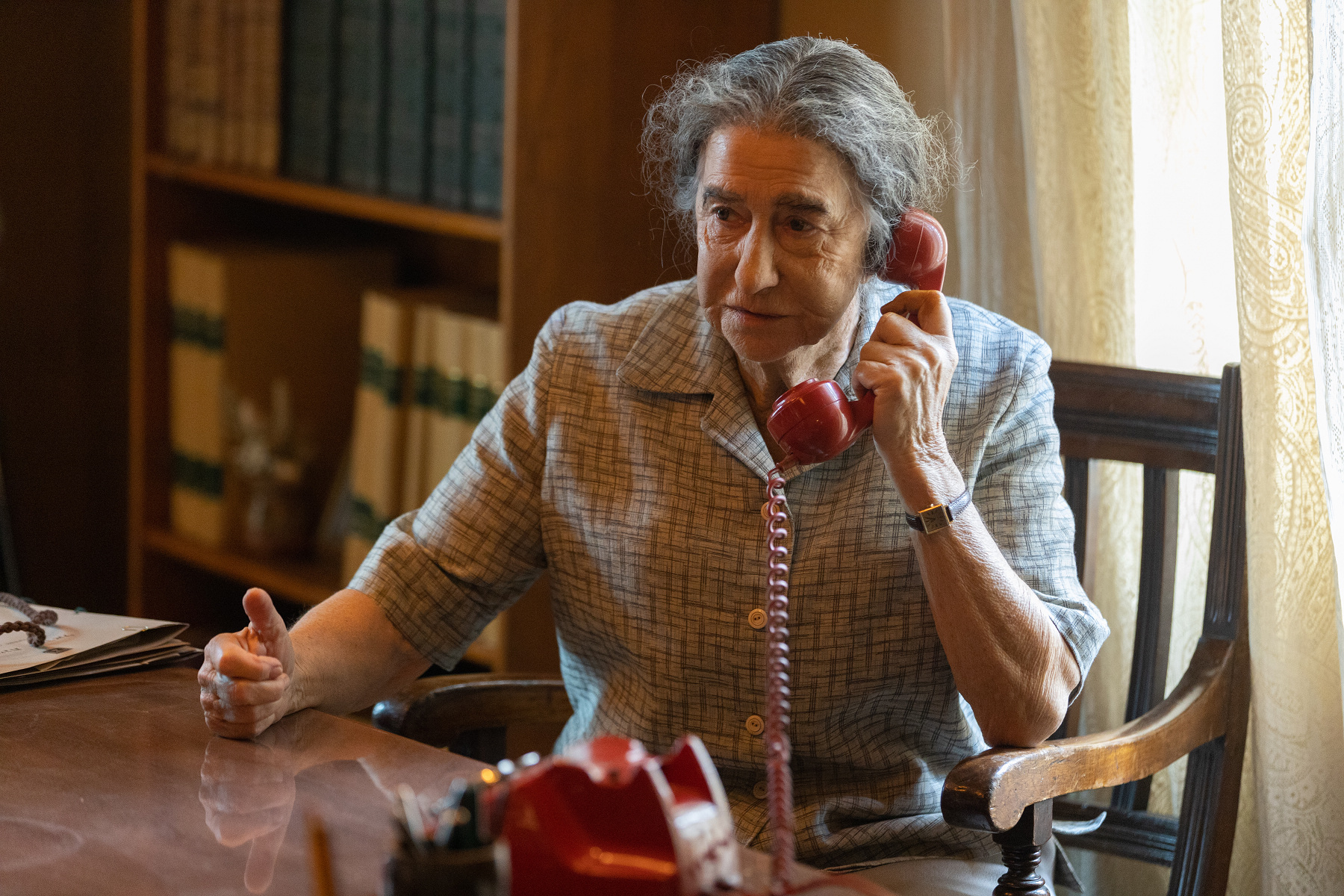 海倫米蘭飾演以色列史上唯一的女性總理梅爾夫人，除了要面對個人與癌症的戰爭，也要面對四面楚歌的戰火局勢。（采昌國際提供）