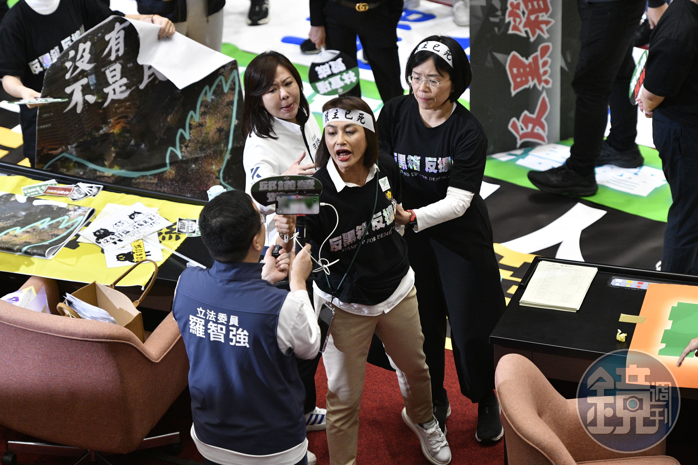 邱議瑩昨為了《再生醫療法》與多名藍委爆發衝突。