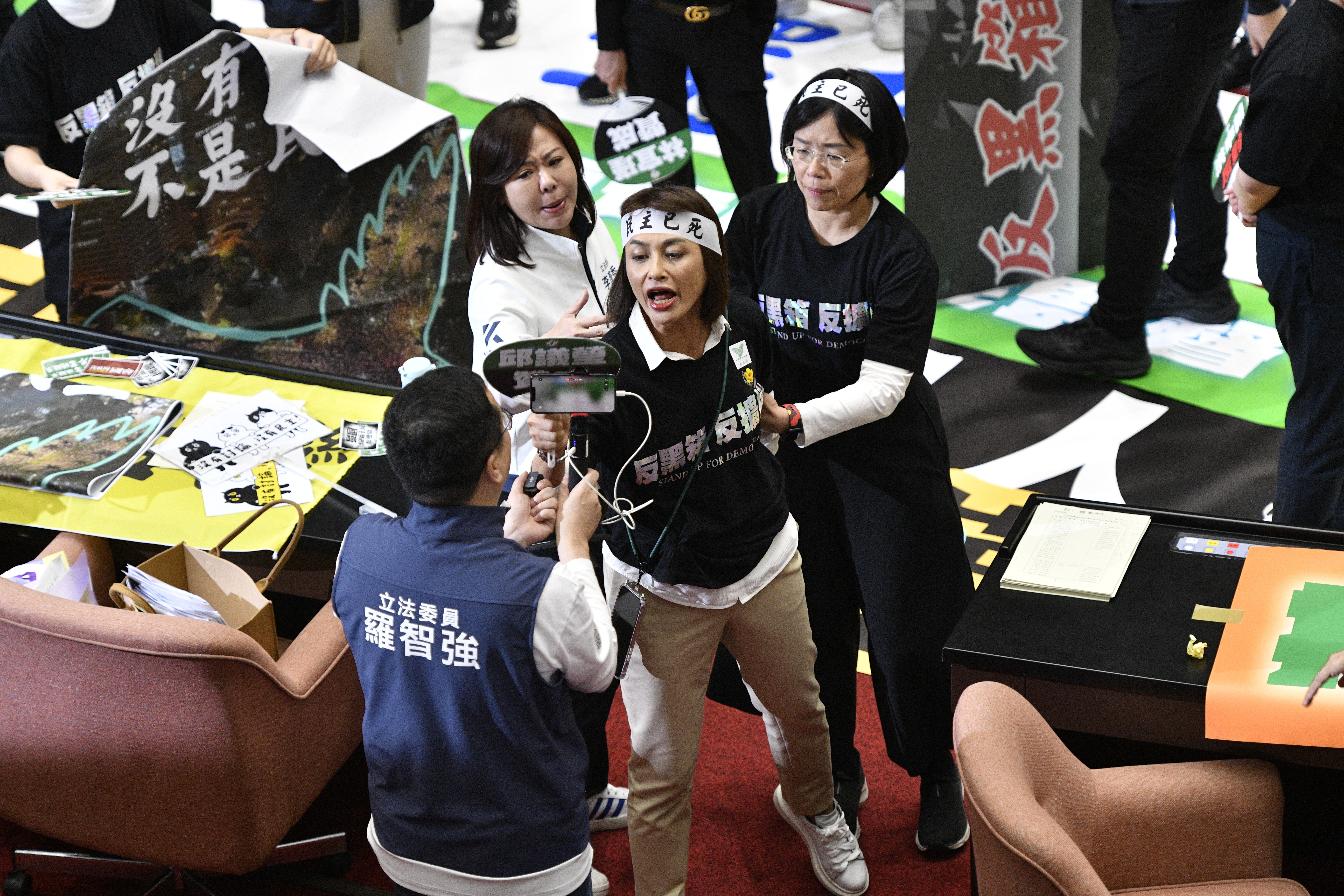 邱議瑩昨為了《再生醫療法》與多名藍委爆發衝突。
