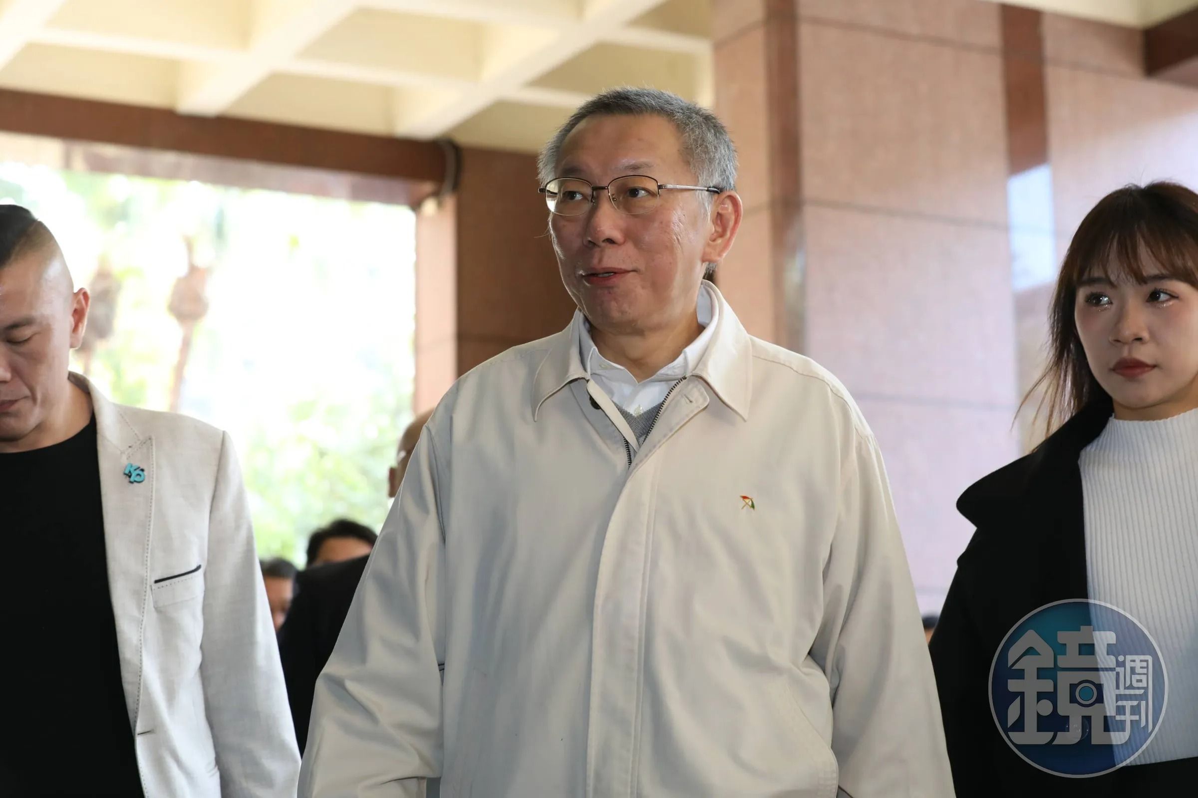 柯文哲遭裁定7,000萬元交保,限制住居、出境出海8個月,戴電子腳鐐。
