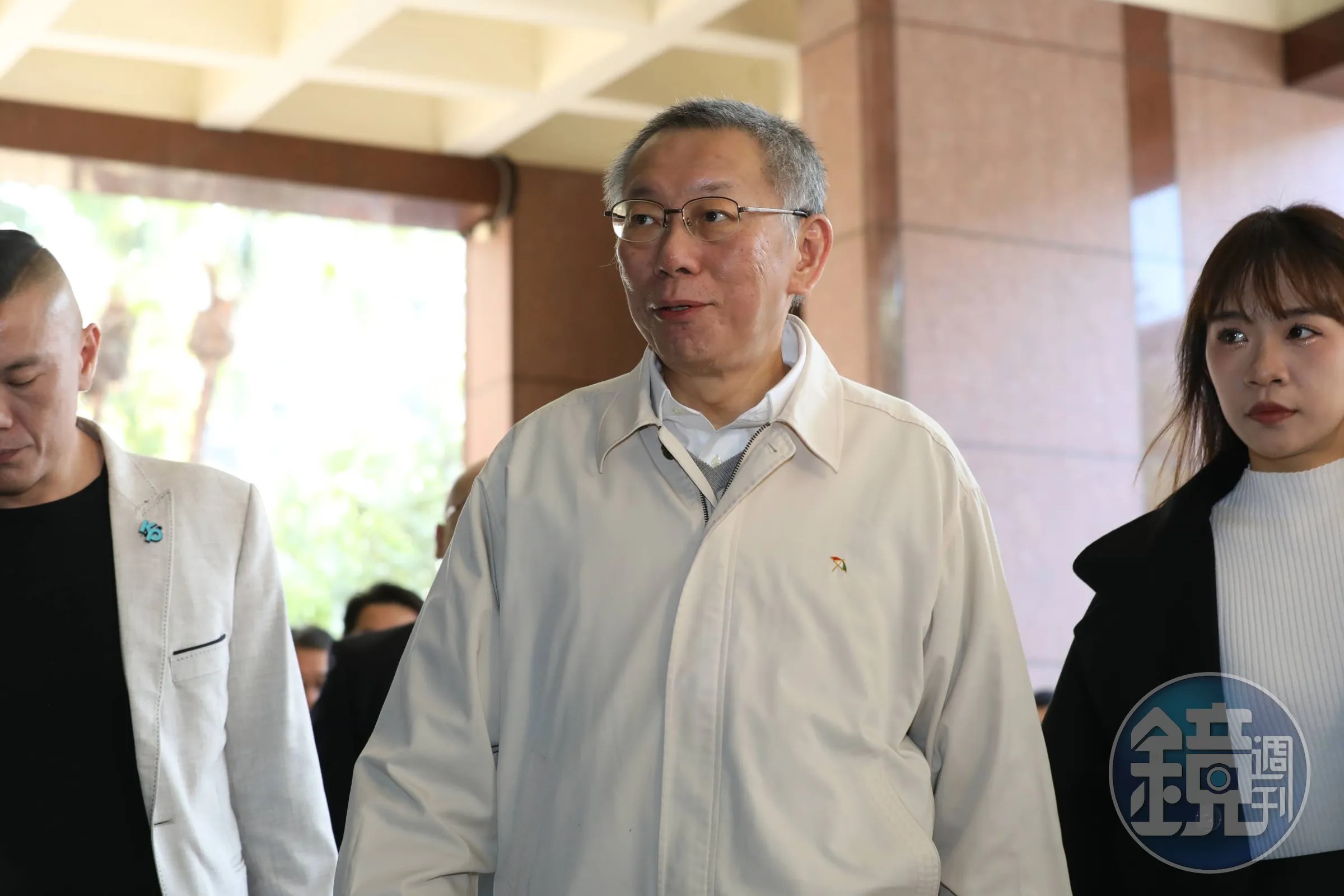 柯文哲遭裁定7,000萬元交保，限制住居、出境出海8個月，戴電子腳鐐。