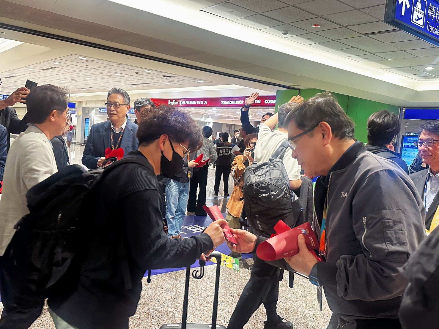 桃機公司董事長楊偉甫（右）代表桃機致贈從中東杜拜機場平安返國旅客蘋果酥，意寓「平安回家」。（翻攝桃機官網）