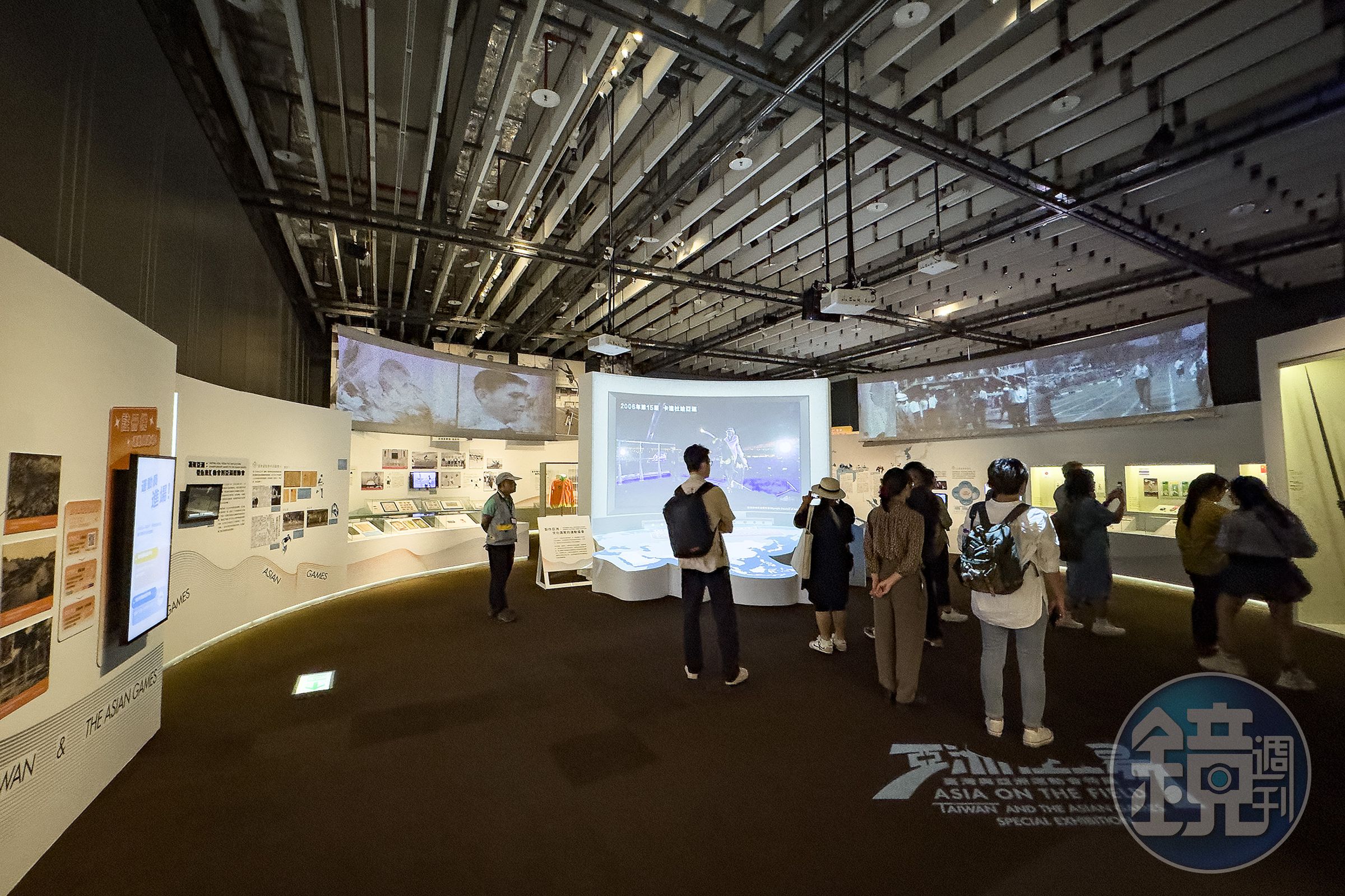 正在台南國立台灣歷史博物館展出的「亞洲在場：台灣與亞洲運動會特展」，以六面沉浸式投影重現楊傳廣的訓練與比賽畫面，帶觀眾回到熱血年代。