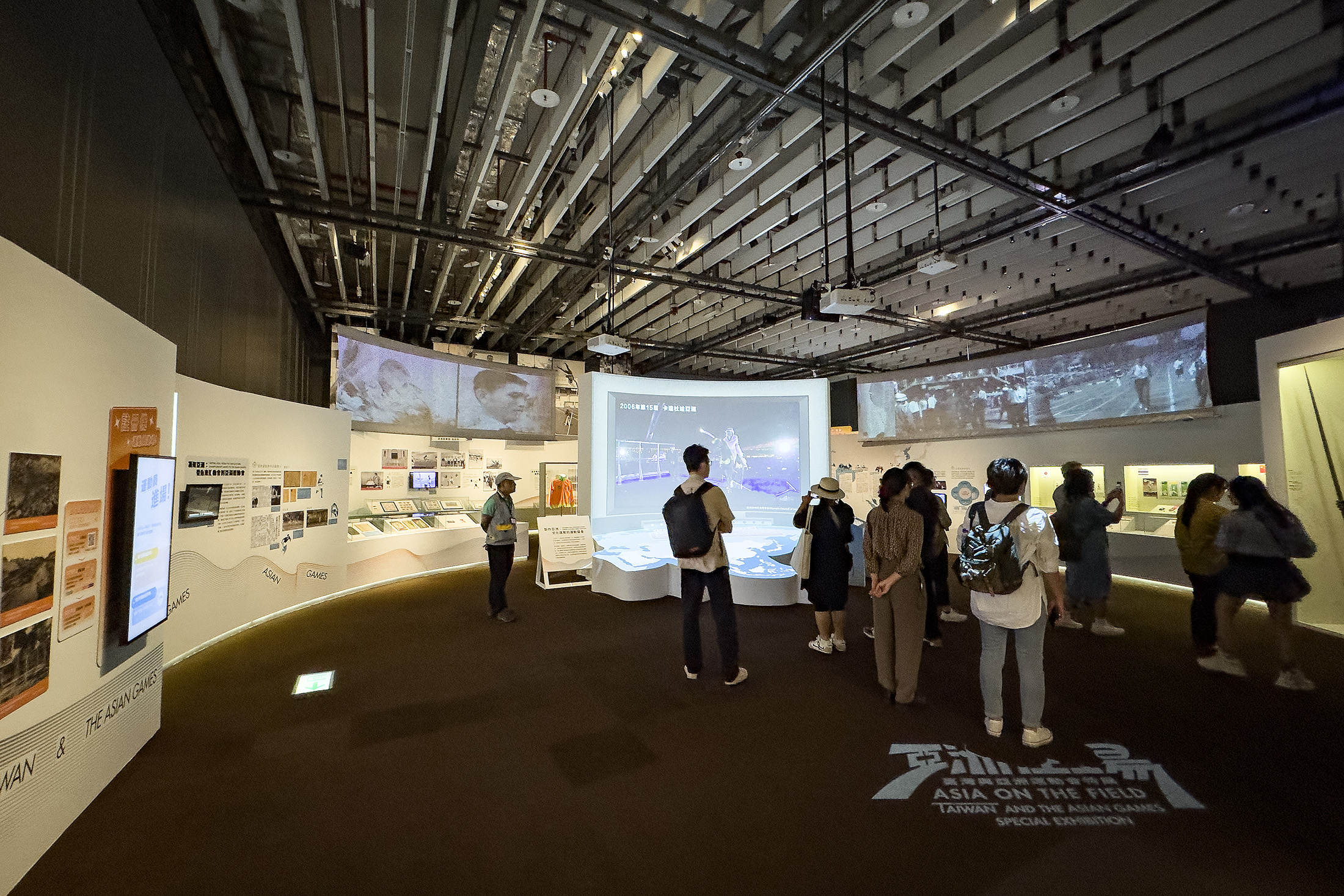 正在台南國立台灣歷史博物館展出的「亞洲在場:台灣與亞洲運動會特展」,以六面沉浸式投影重現楊傳廣的訓練與比賽畫面,帶觀眾回到熱血年代。