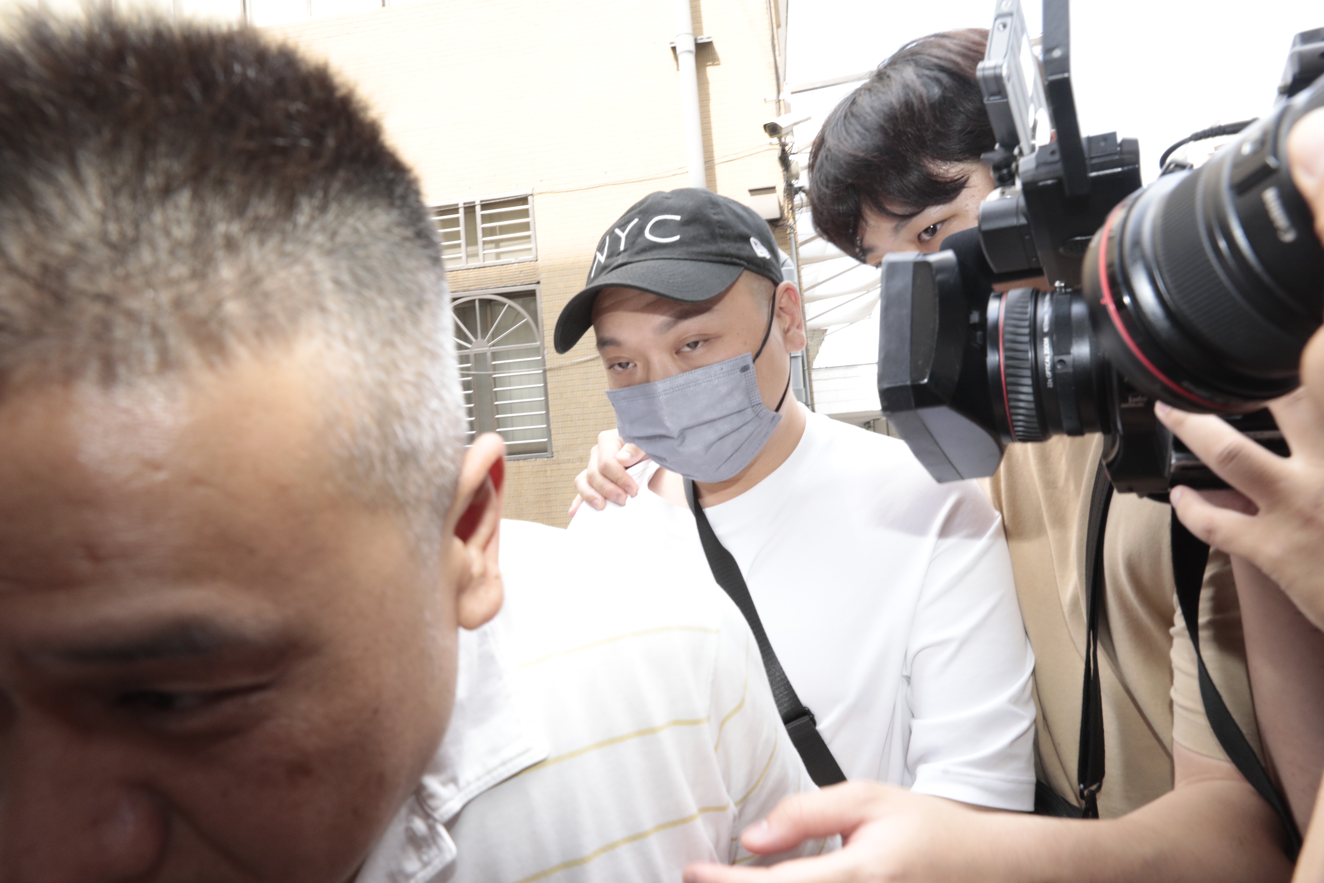 阿虎因逃兵到新北檢接受調查。