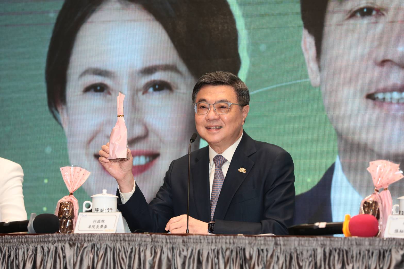 卓榮泰今主持行政院520記者會，說明內閣施政成果與未來重大政策推動方向。（鏡報林煒凱）
