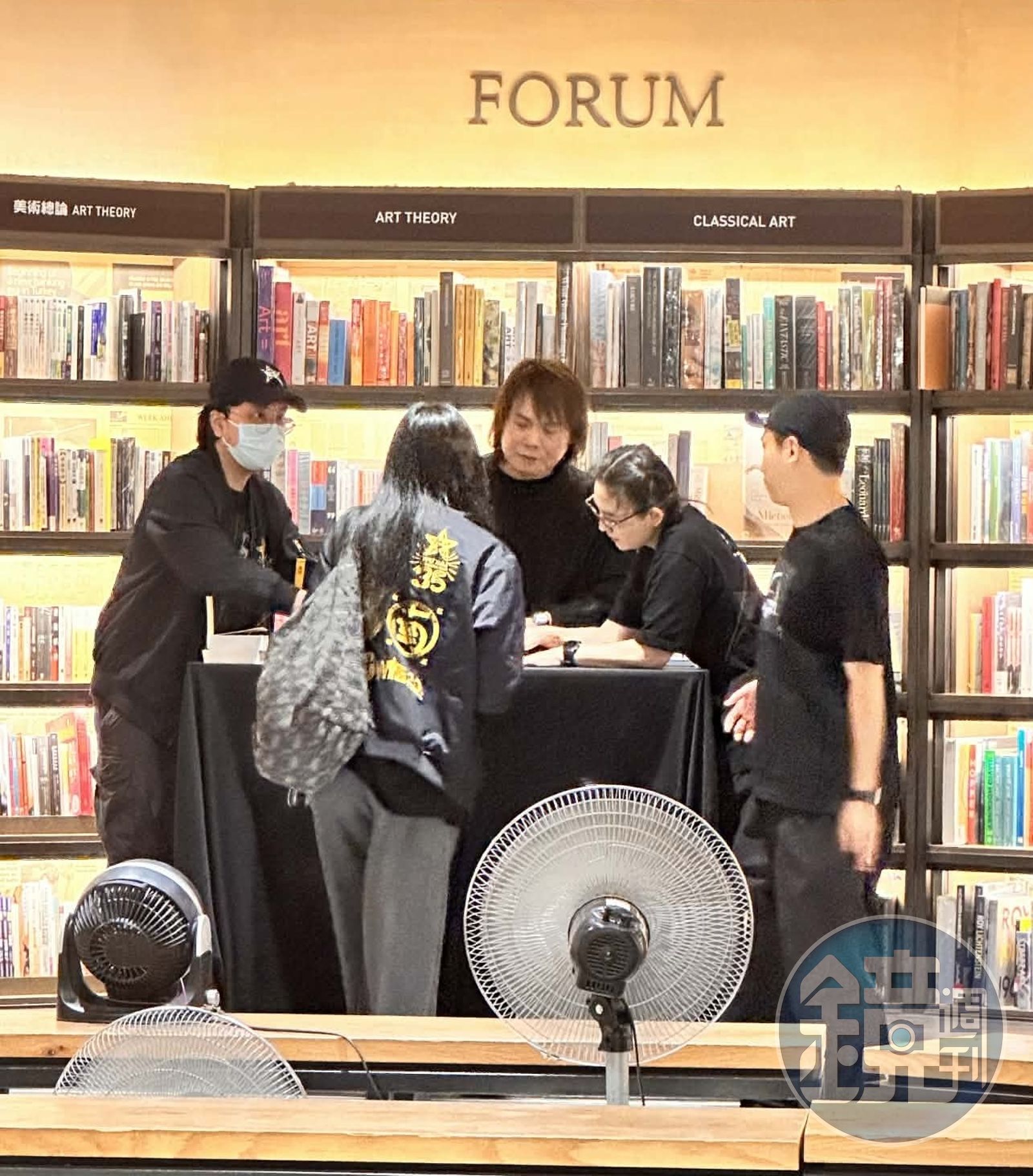 伍佰一身黑色造型，出現在唯一一場簽書會。（讀者提供）