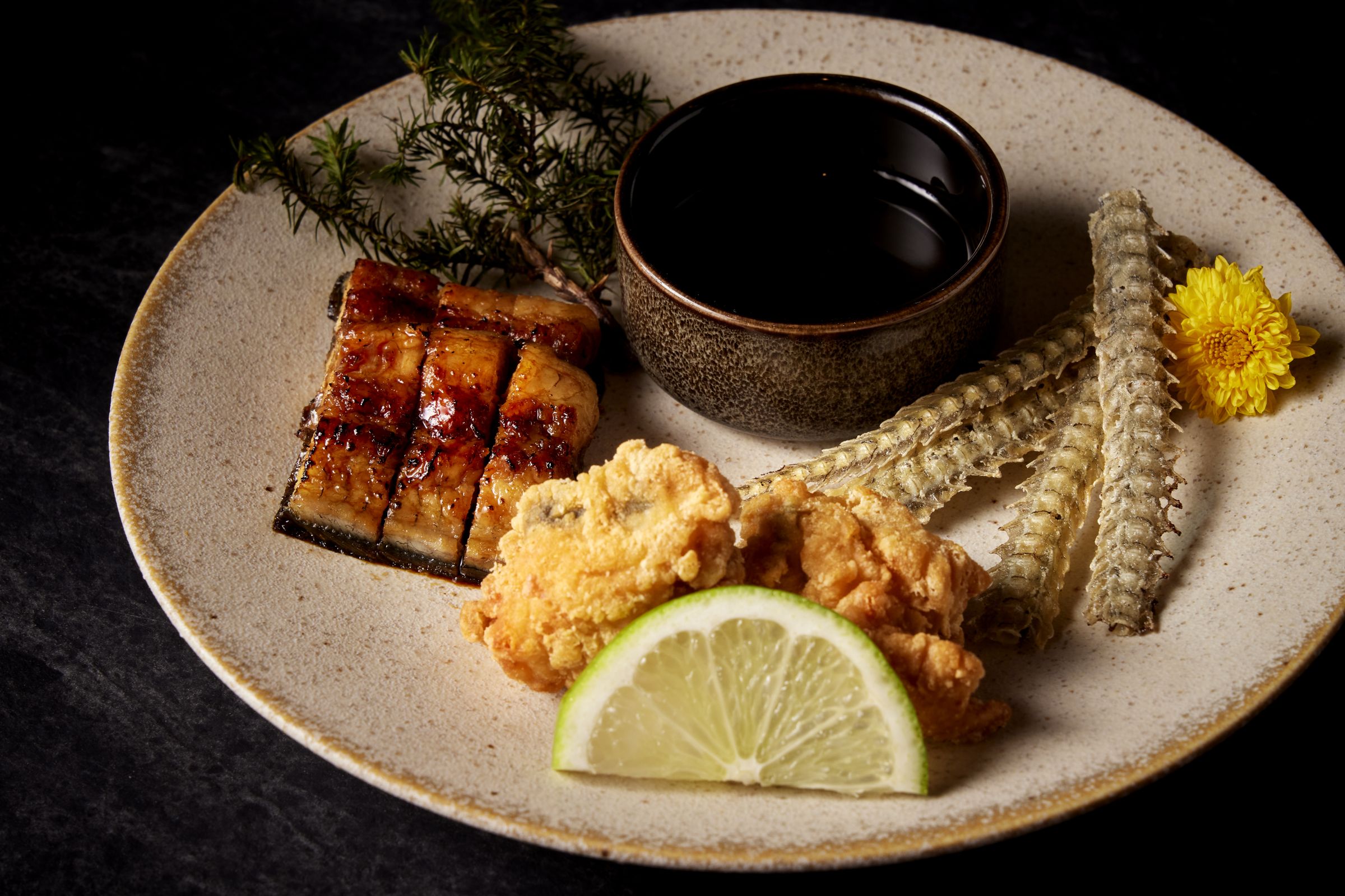 「鰻魚先付三品」集結三道經典鰻魚料理，包括酥炸鰻骨仙貝（右起）、鰻兜唐揚、鰻冊。（STAR HUTONG星胡同提供）