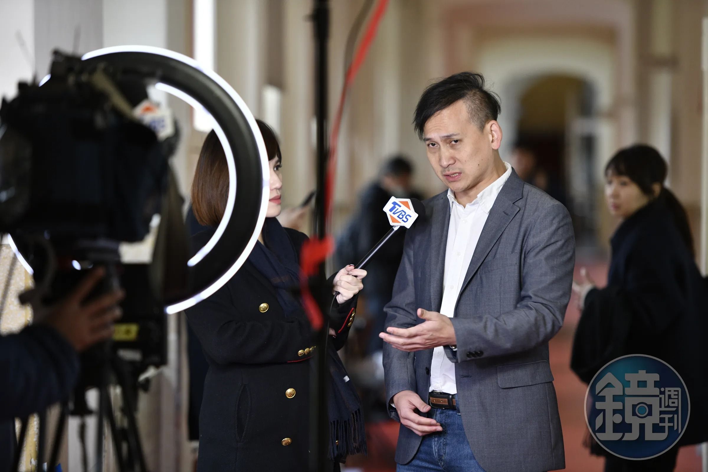 主持人謝震武連環砲式的犀利追問,讓葉元之數度當場愣住,場面極度尷尬。(本刊資料照)