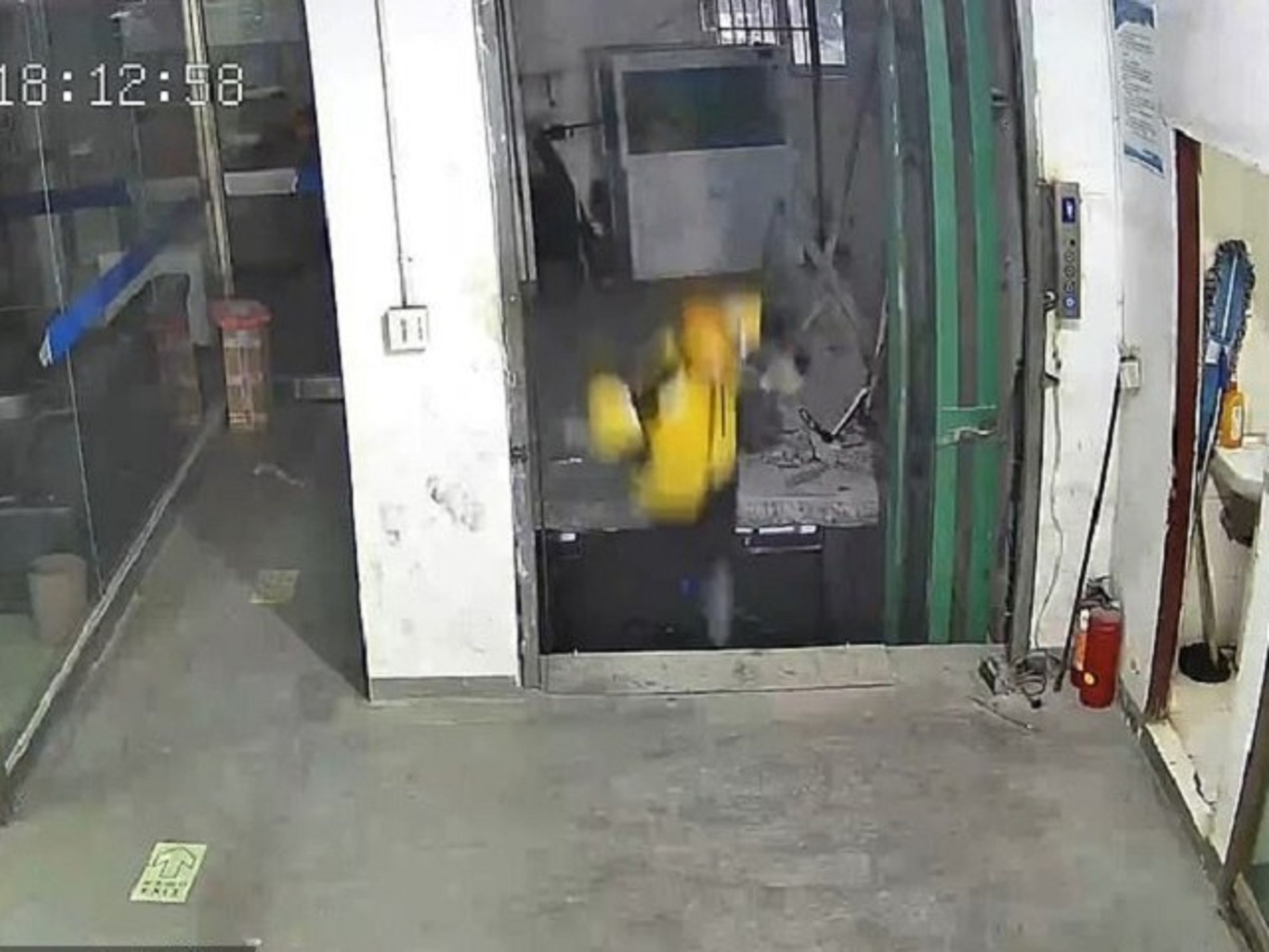 柯男瞬間踩空墜樓。(翻自《每日郵報》)