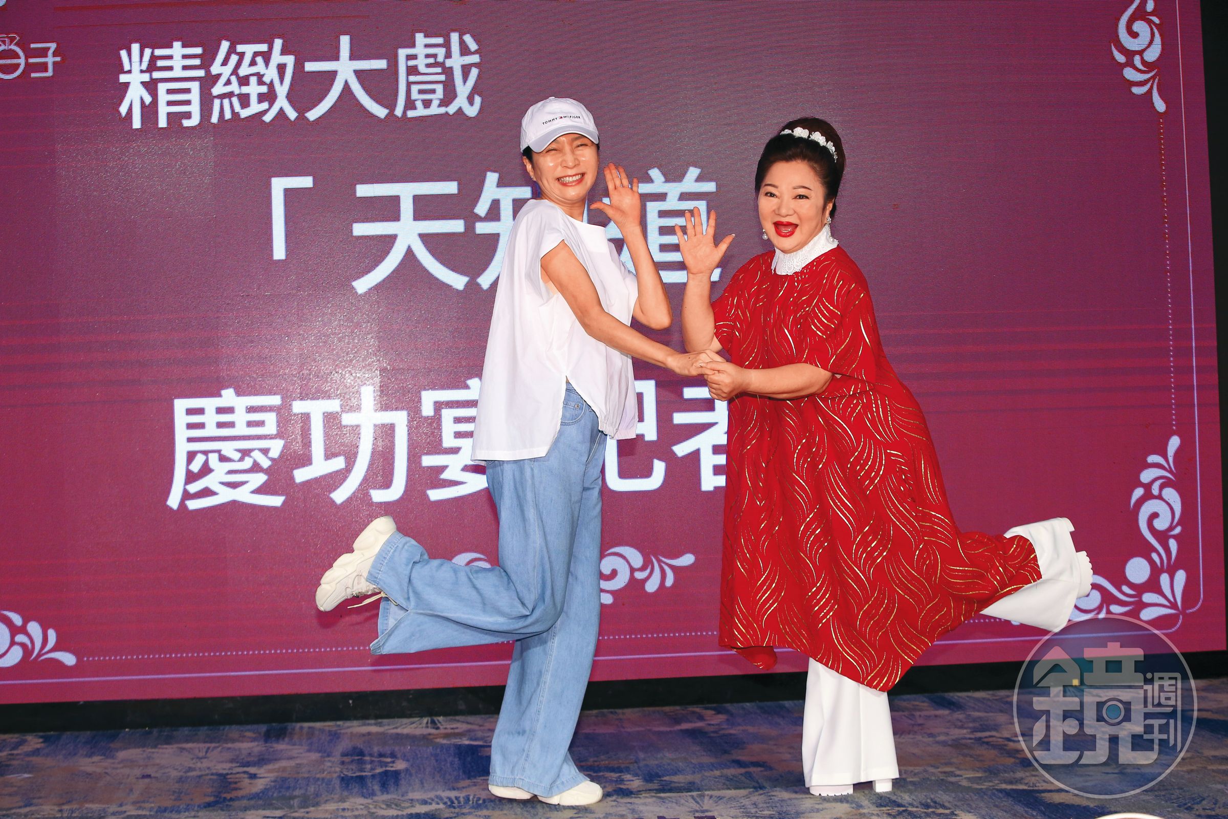 不跳不知道，一跳停不了，中國大媽廣場舞的銷魂滋味，白冰冰（右）和方文琳（左）hen懂。