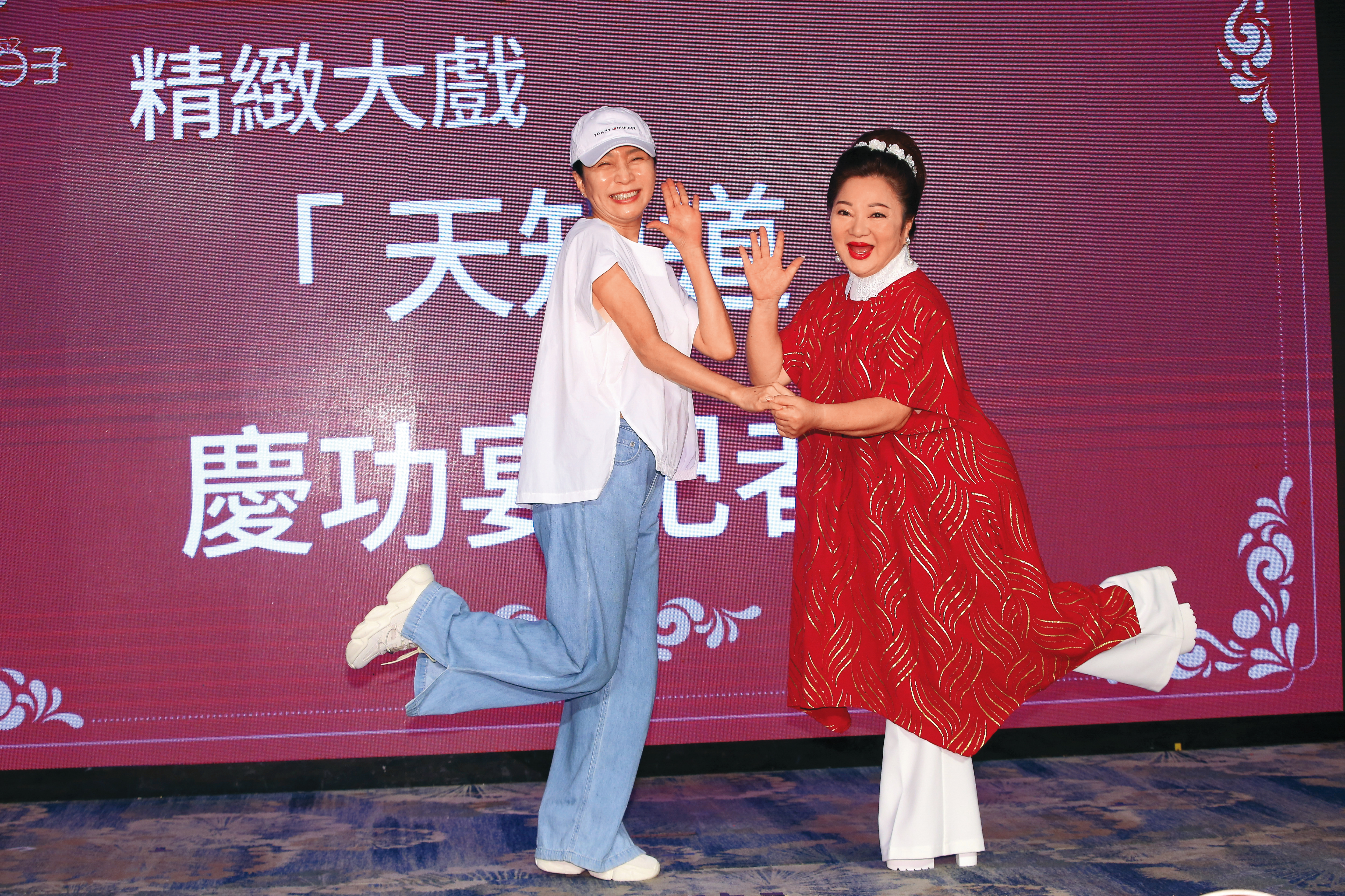 不跳不知道，一跳停不了，中國大媽廣場舞的銷魂滋味，白冰冰（右）和方文琳（左）hen懂。