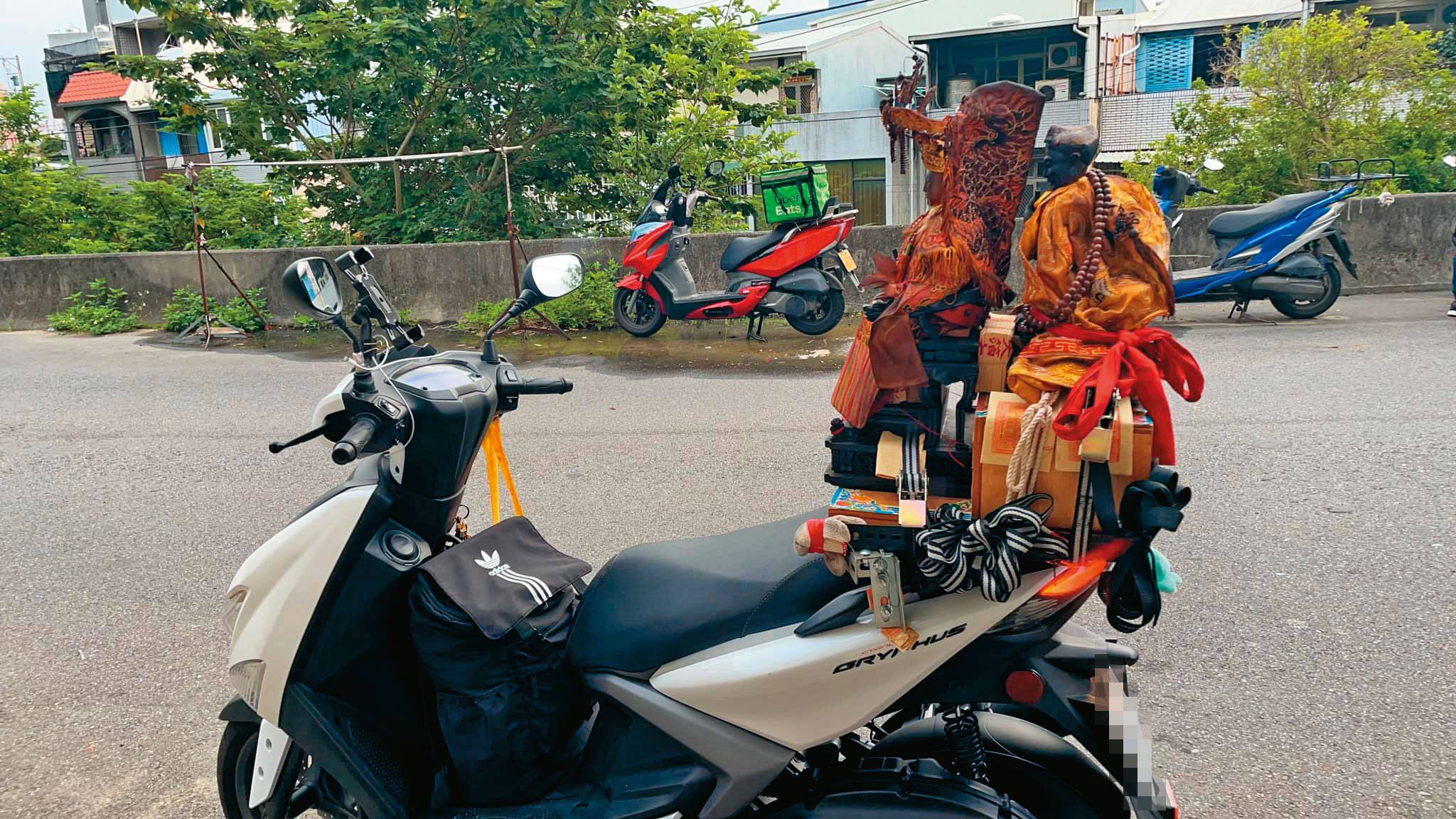為避免吃上性侵官司，莊姓乩童曾買機車送被害人封口。（翻攝莊男臉書）