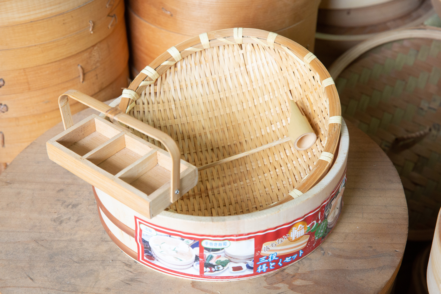 富山蒸籠曾在中國設廠，製造外銷日本的產品如壽司飯桶、涼麵竹盤等。