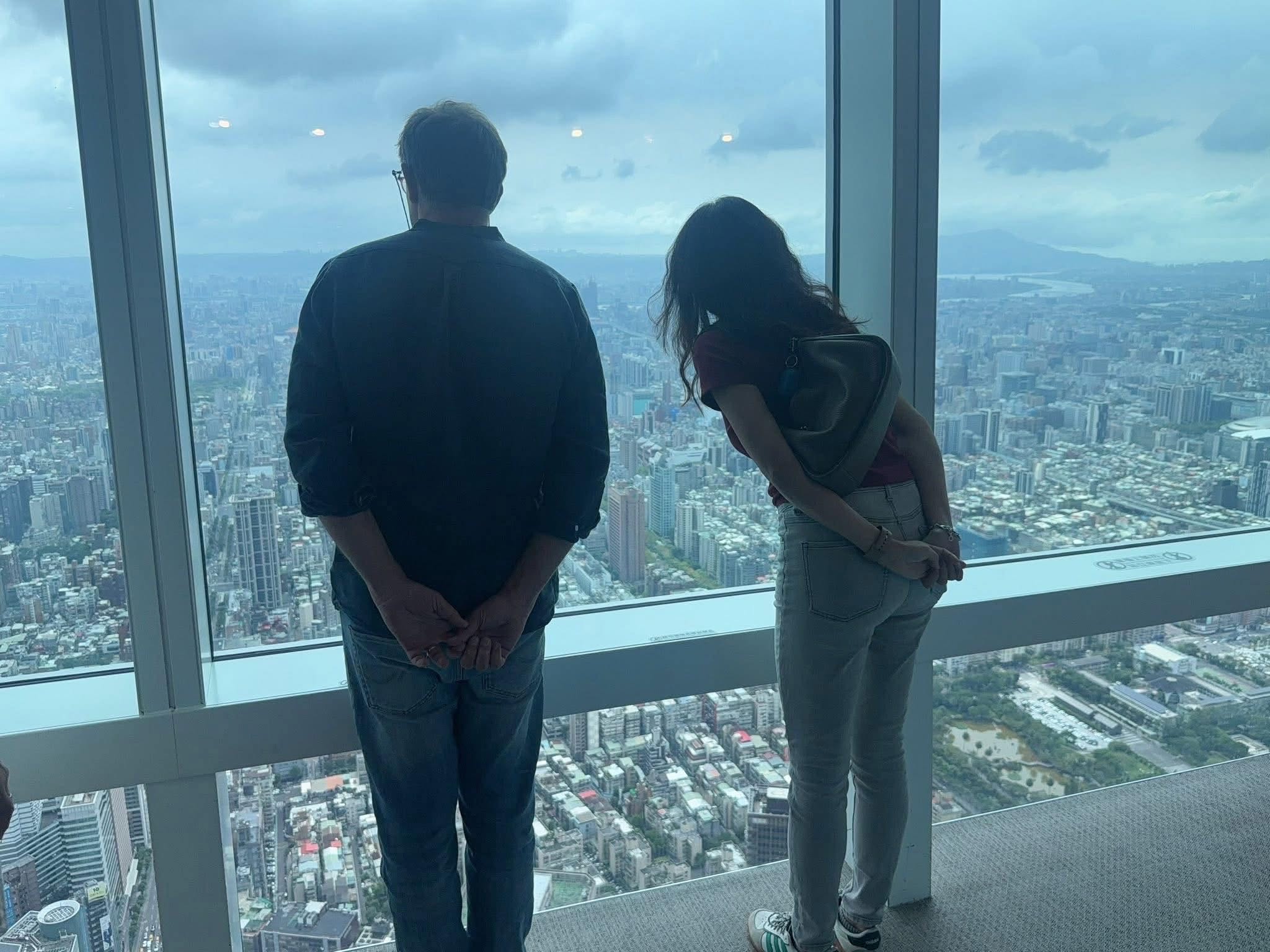 兩位國際學者參訪台北 101 大樓