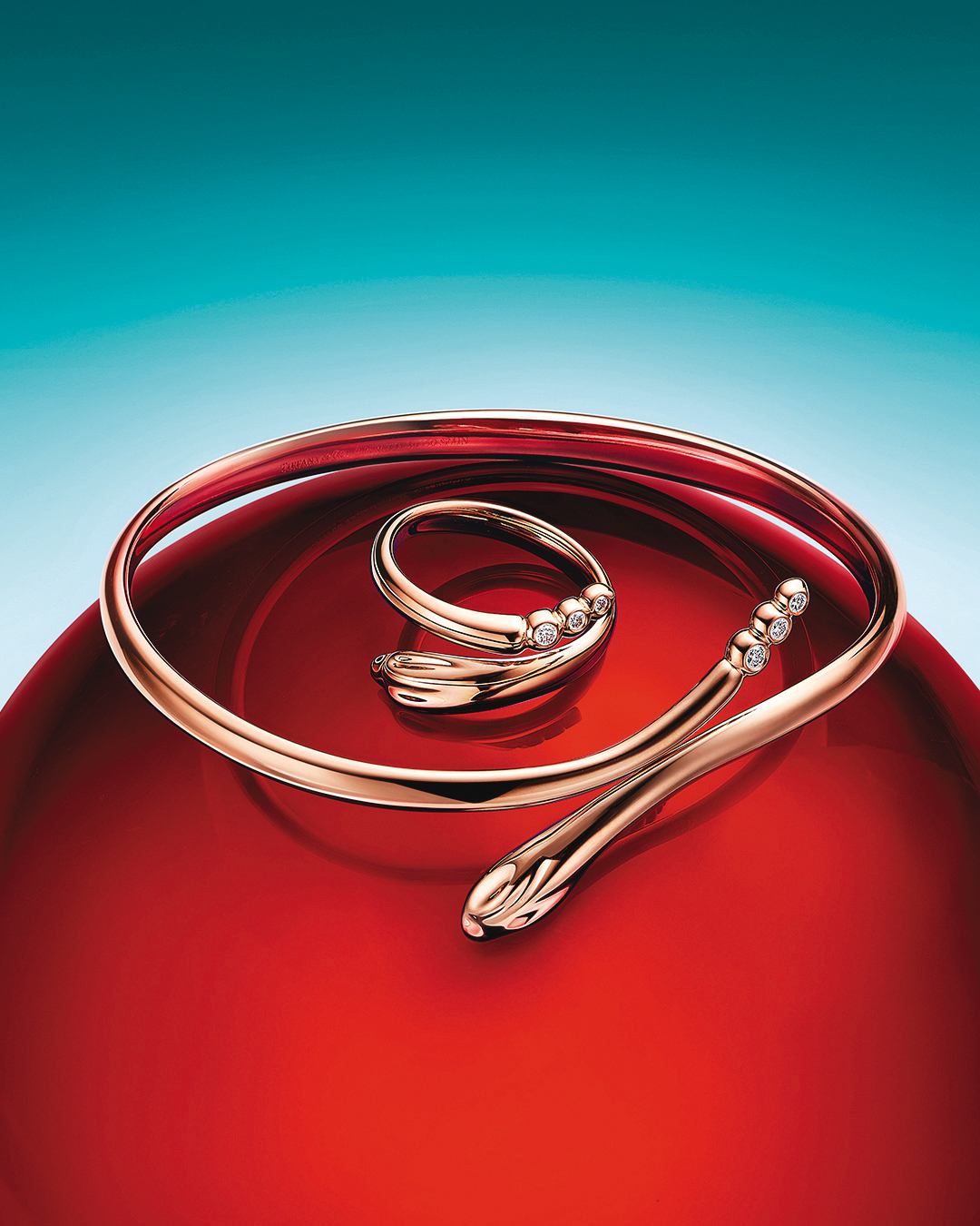 台北101專門店獨家販售Tiffany & Co. Elsa Peretti系列18K玫瑰金鑲鑽Snake手環NT$265,000、戒指 NT$106,000。（蒂芙尼提供）