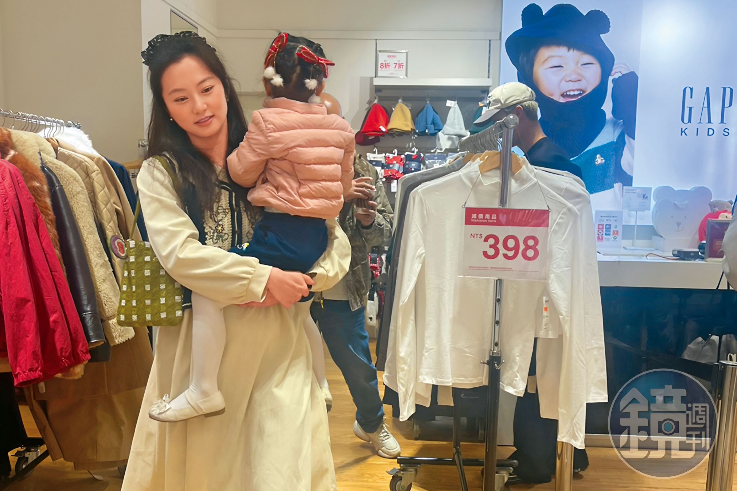 2月6日 17：11 趙小僑抱著3歲半女兒典典，率先離開賣場，結束一下午的逛街行程。