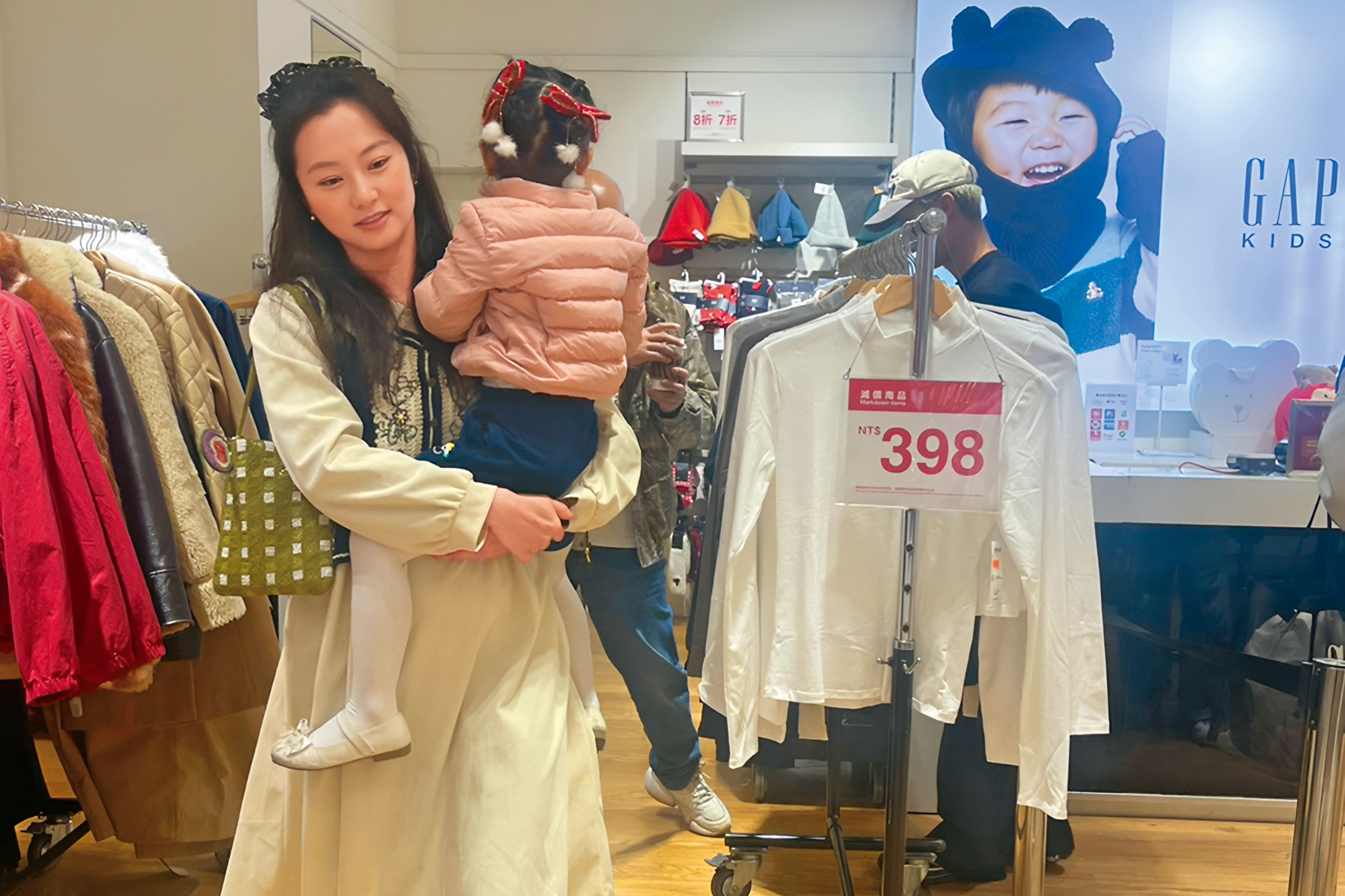 2月6日 17：11 趙小僑抱著3歲半女兒典典，率先離開賣場，結束一下午的逛街行程。