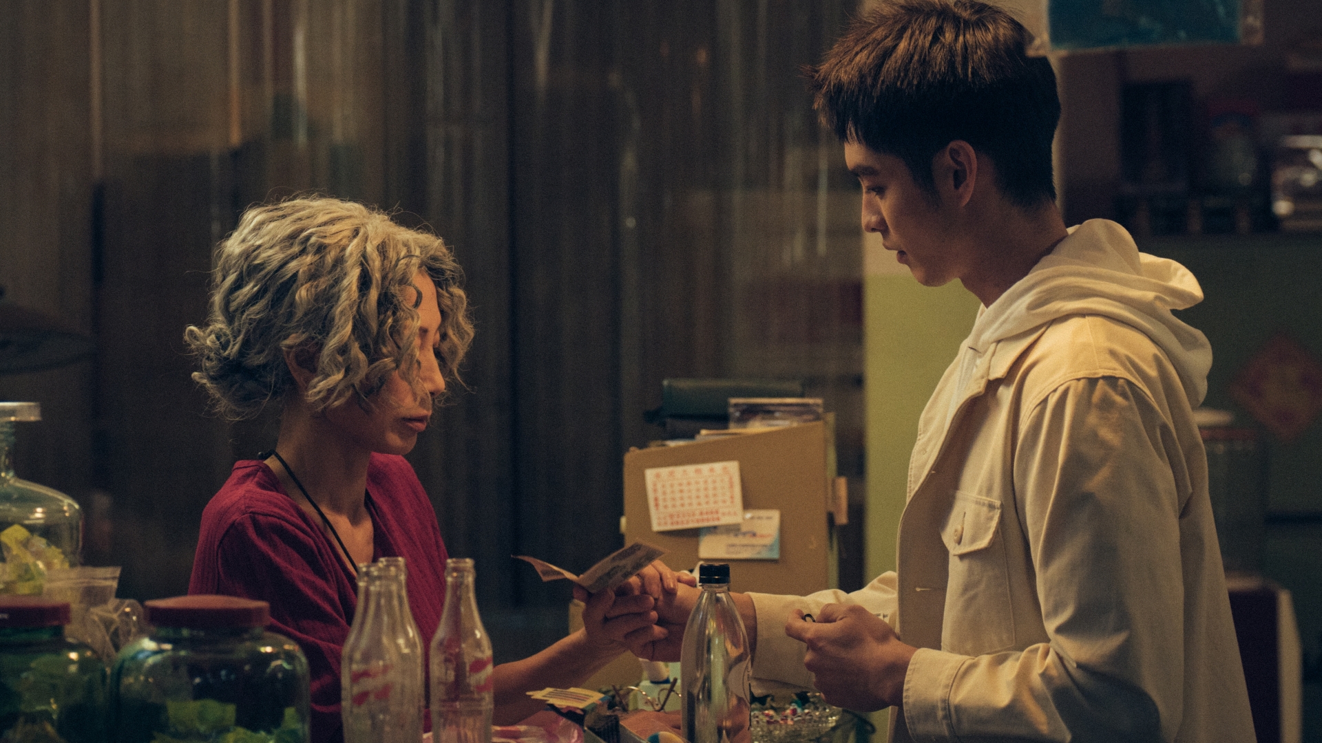 白靈在片中飾演雜貨店老闆娘，而曹佑寧則是大廈代班管理員。（劇匯文創提供）