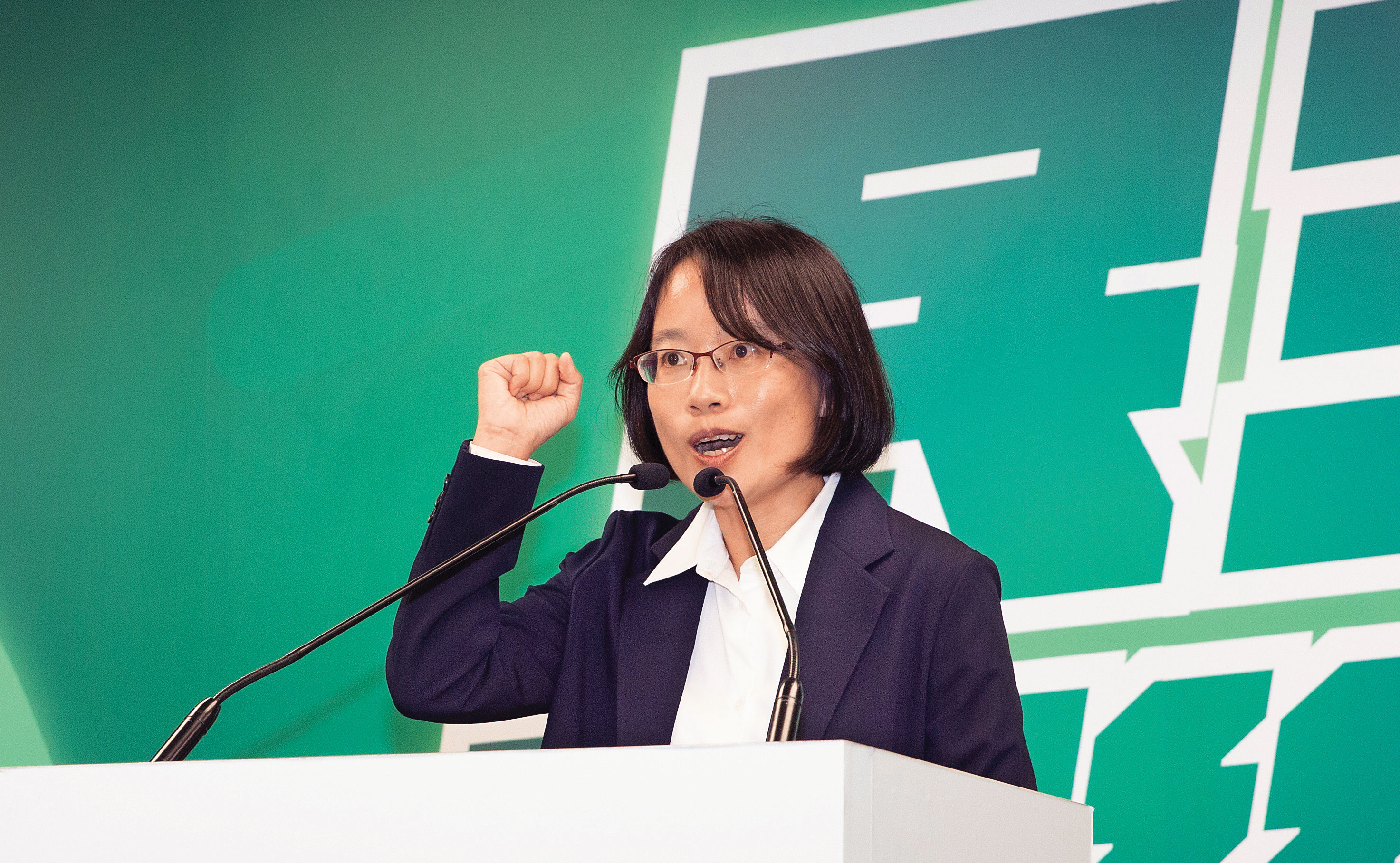 吳音寧要入主台肥，年待遇為北農總經理薪資乘以6倍，藍白兩營自然把吐沫都罵乾了。