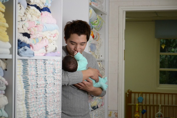 邱澤過去曾因公益關懷弱勢小孩，當時就展現濃濃父愛。（本刊資料照）