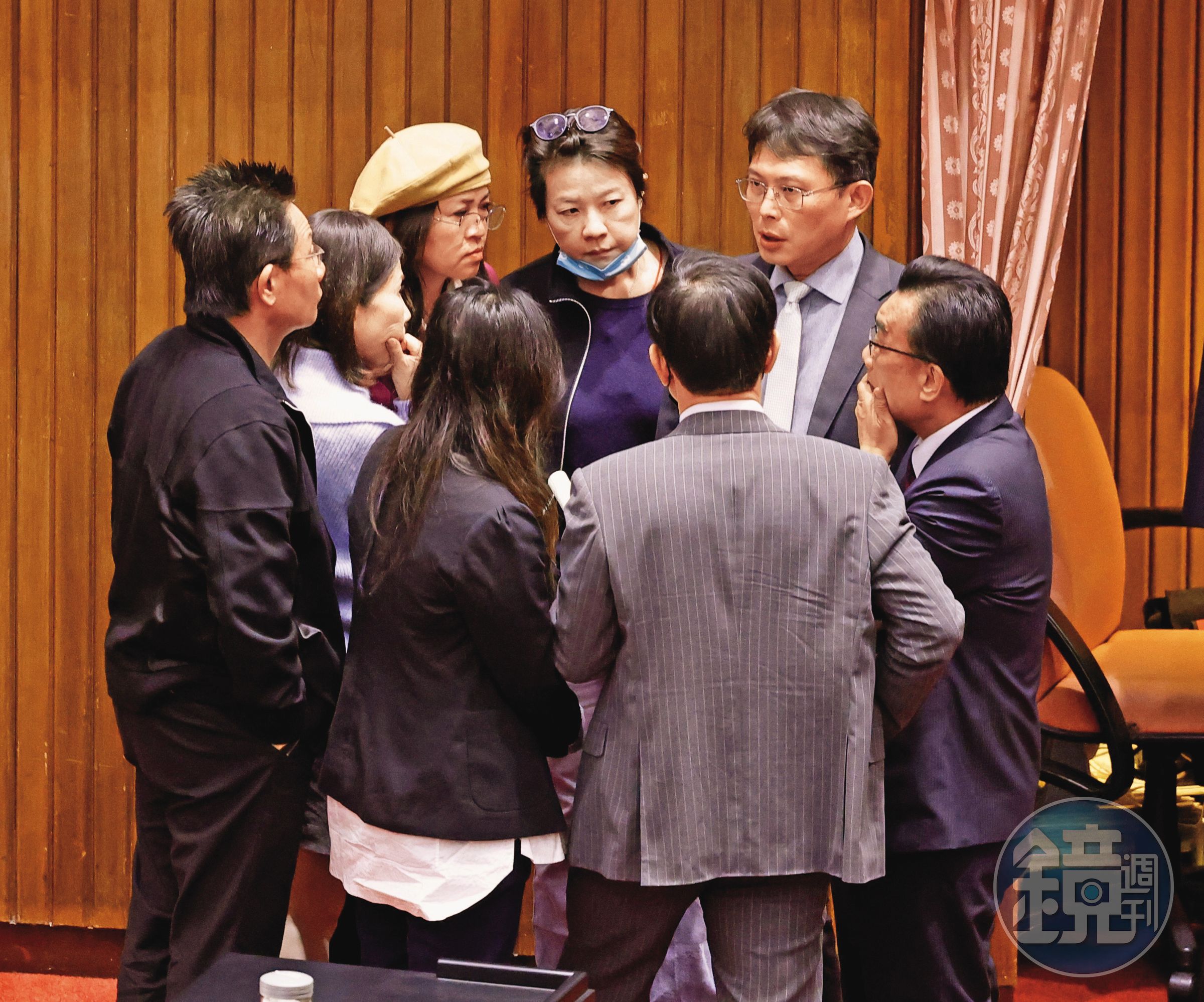 民眾黨立委黃國昌(後右)原本獲柯文哲指定接班,近來傳出生變。