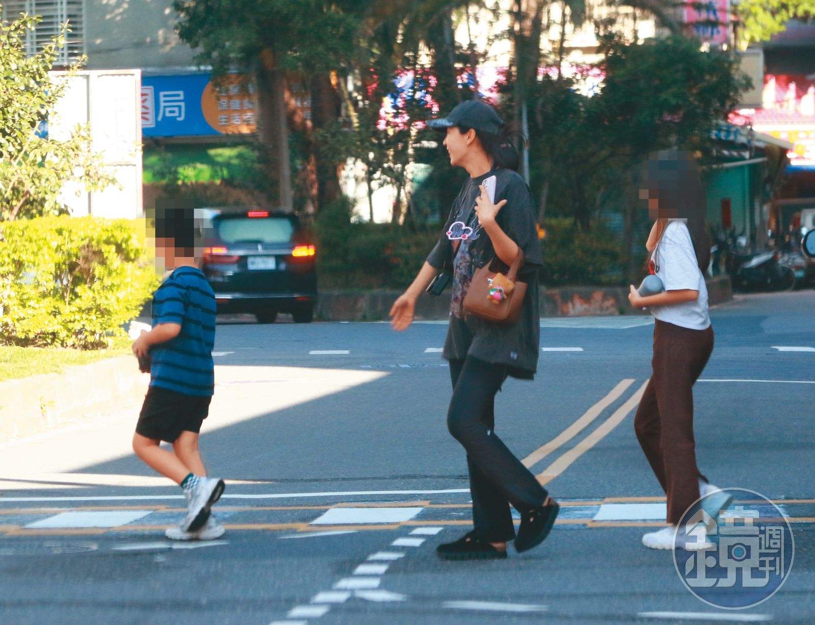 這天去學校接小孩放學，夫妻倆也很疏離，各做各的事不見同框