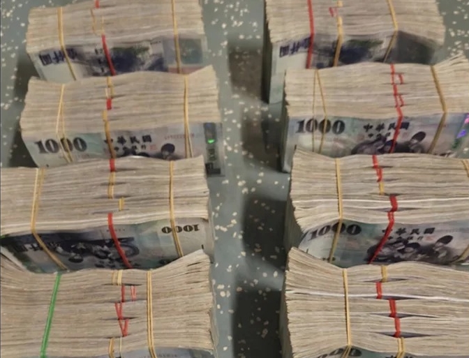 檢警將追查現金400萬元的資金來源，待確認疑點釐清後且無不法才會讓胡男領回。（鐵路警察局高雄分局提供）