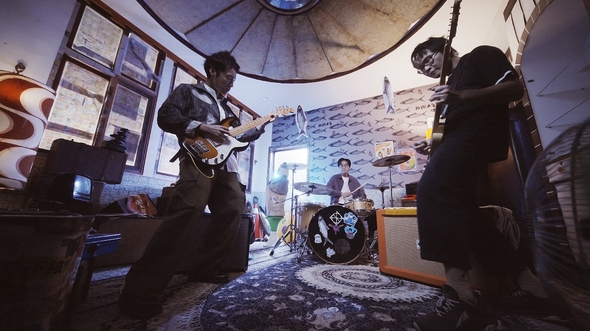 新歌名為〈噪音公寓〉，拍謝少年回想起過去在家編曲時曾因為音量太大而被鄰居抗議。（海口味提供 ）