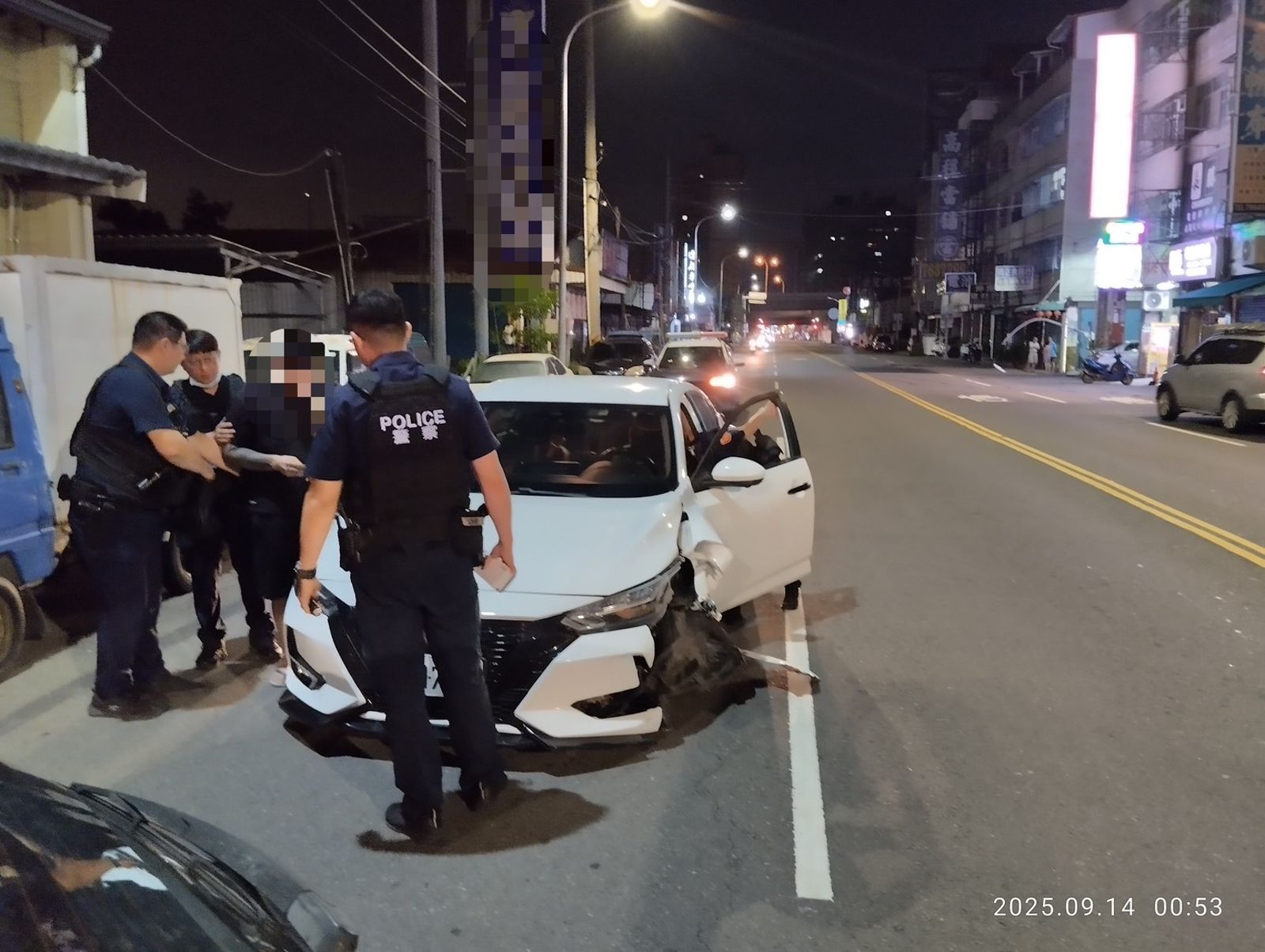 恍神男疑毒駕逆向自撞　路燈歪腰驚險畫面曝