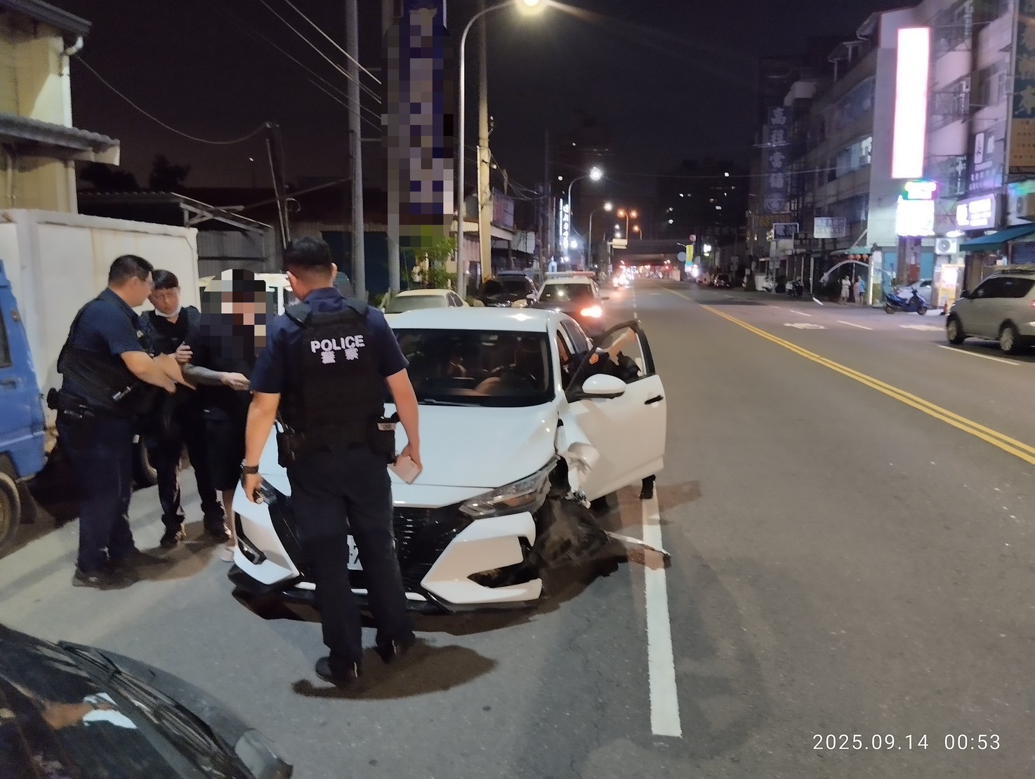 陳男駕車行經高市五甲二路,逆向自撞路燈後一路滑行到對向車道才停駛。(翻攝畫面)