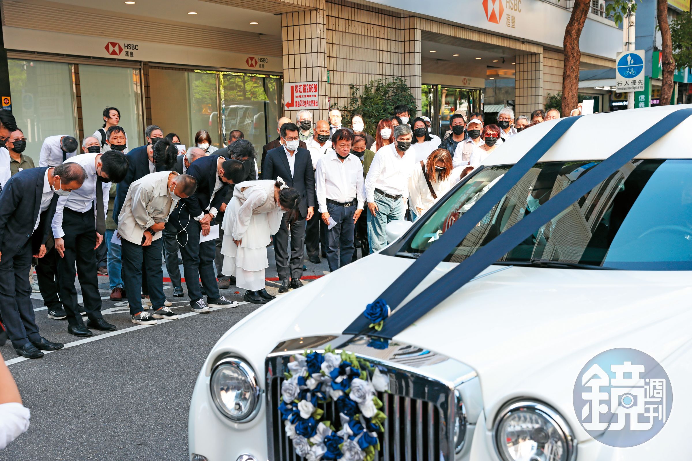 辜寬敏今年2月過世，制憲基金會成員及民眾在移靈車隊經過時向其致意。