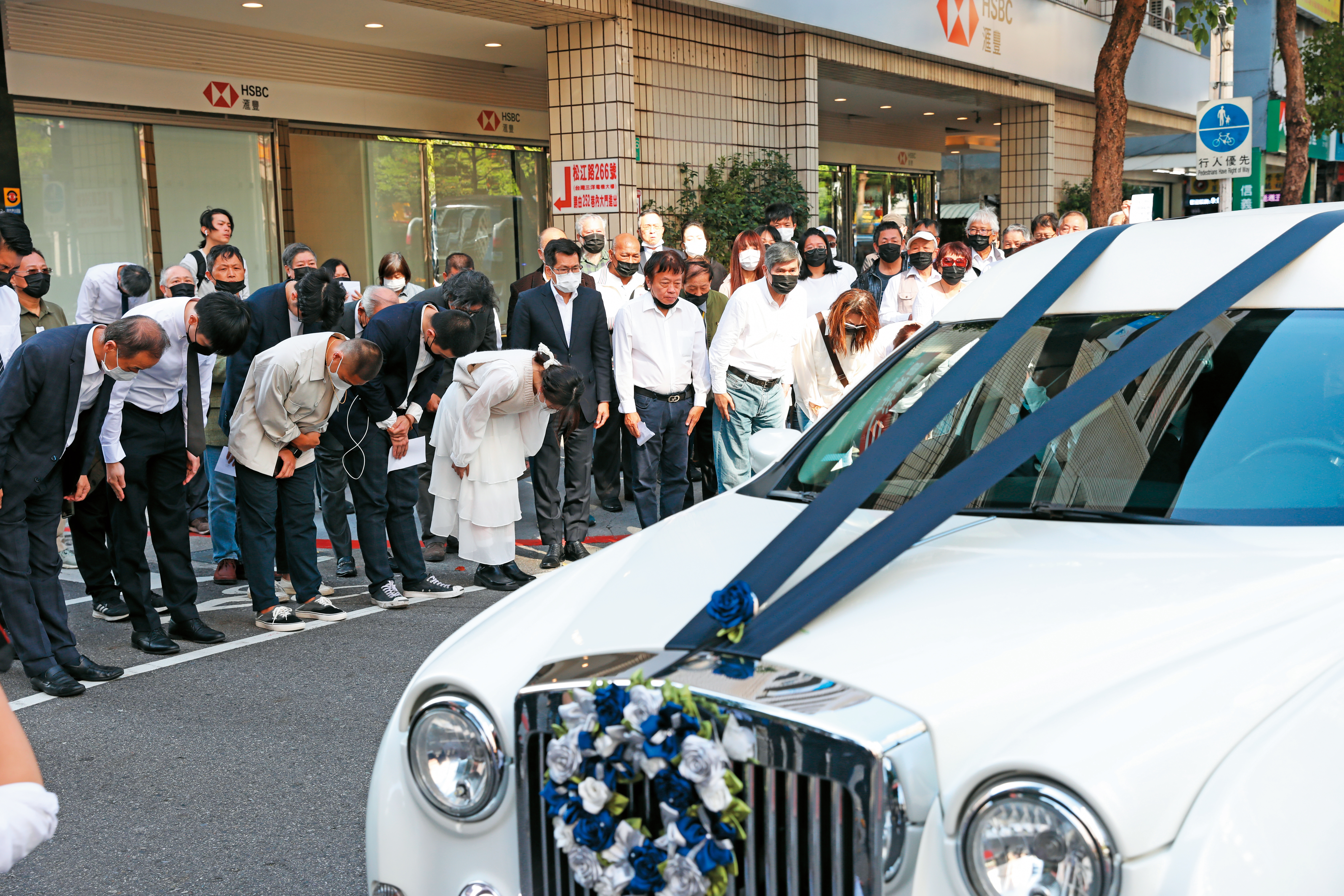 辜寬敏今年2月過世，制憲基金會成員及民眾在移靈車隊經過時向其致意。（圖／鏡週刊）