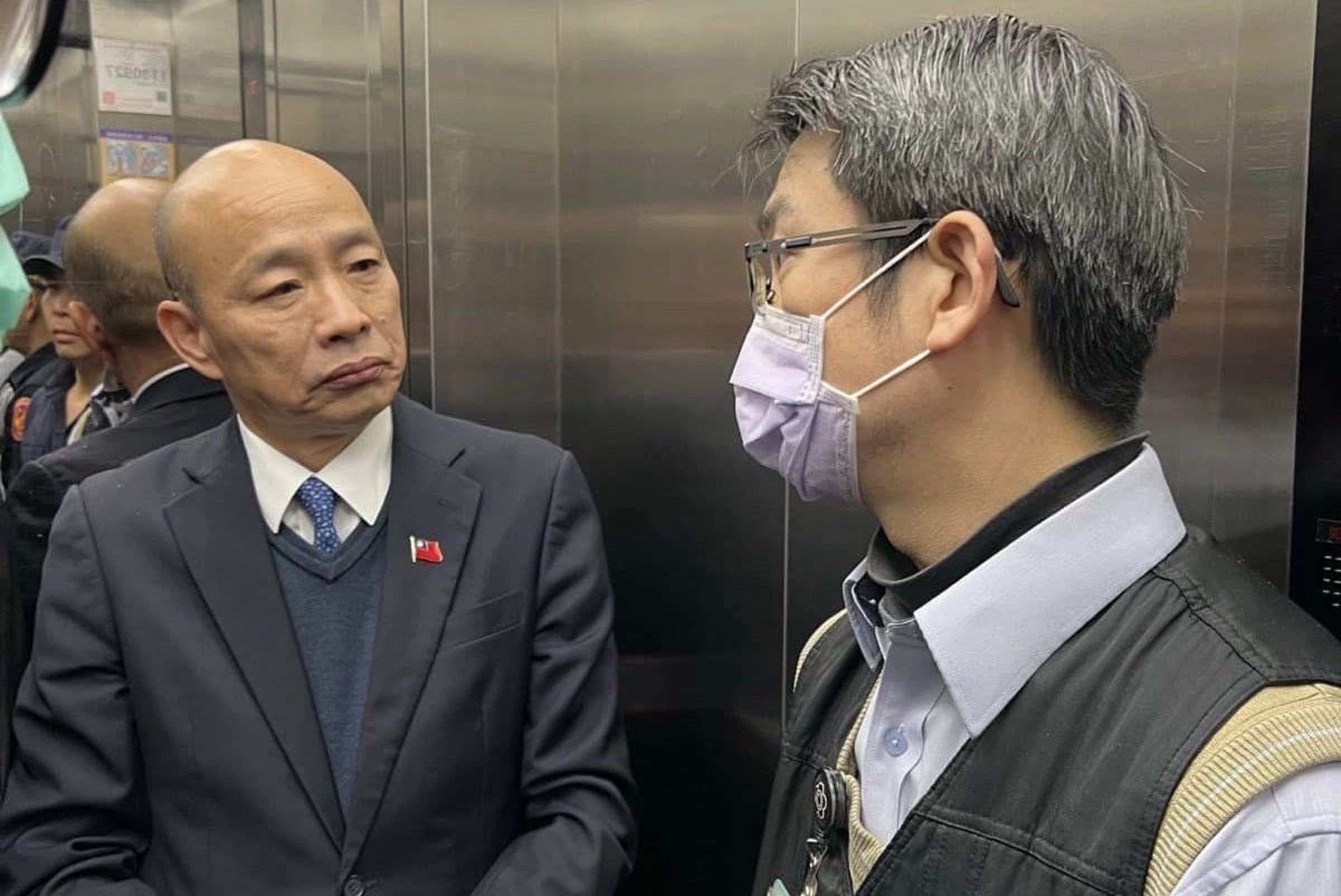 韓國瑜晚間到立法院各樓層,親身體驗每一台電梯搭起來的穩定度。(翻攝韓國瑜臉書)